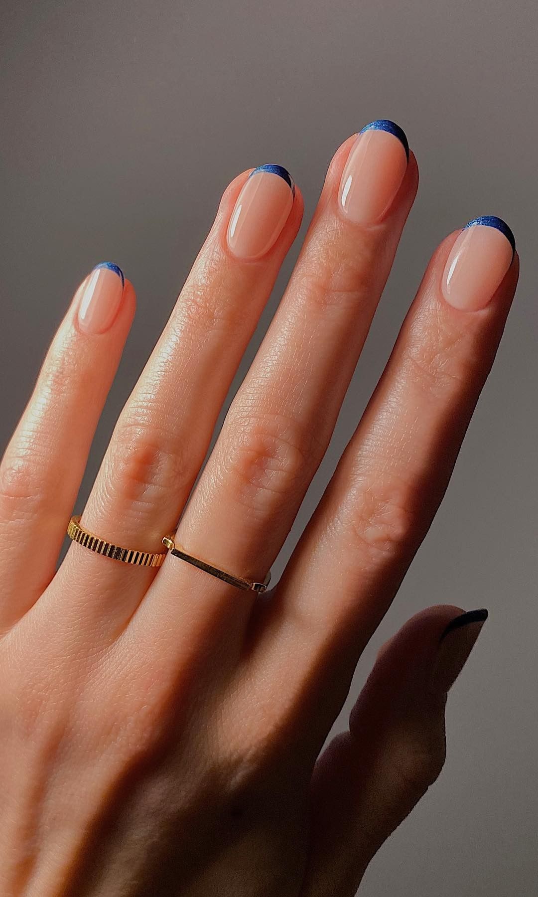Manicura francesa en azul marino