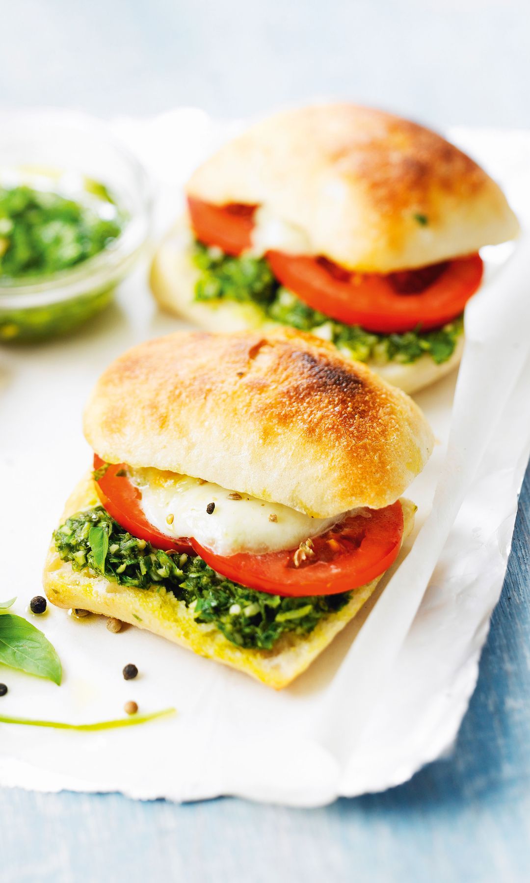 Tomate, mozzarella y un pesto suave de albahaca y espinacas componen el relleno de estas pequeñas pulguitas calientes.