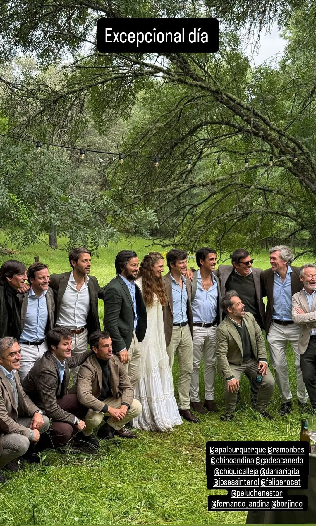 Los novios inmortalizan el día con sus amigos