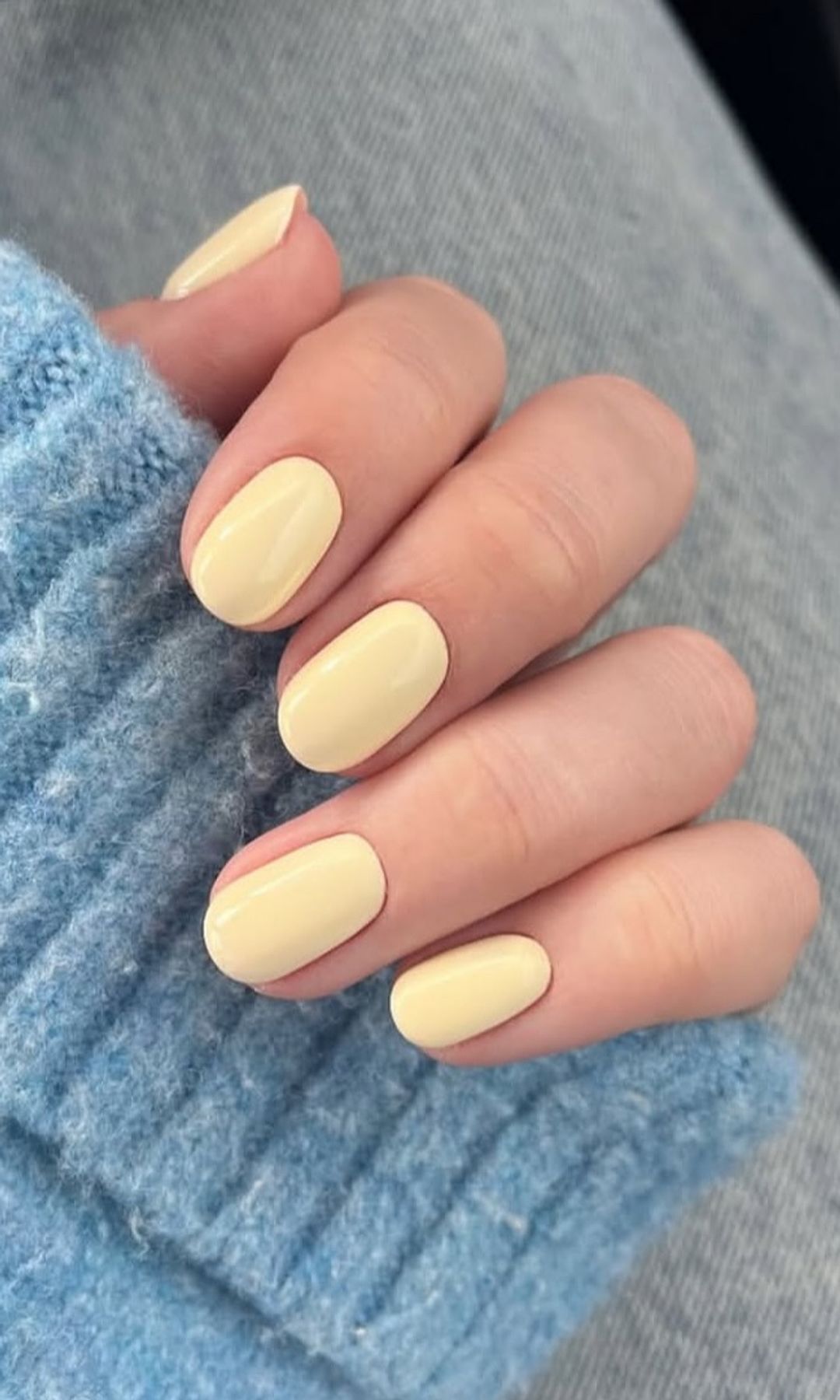 manicura amarillo mantequilla