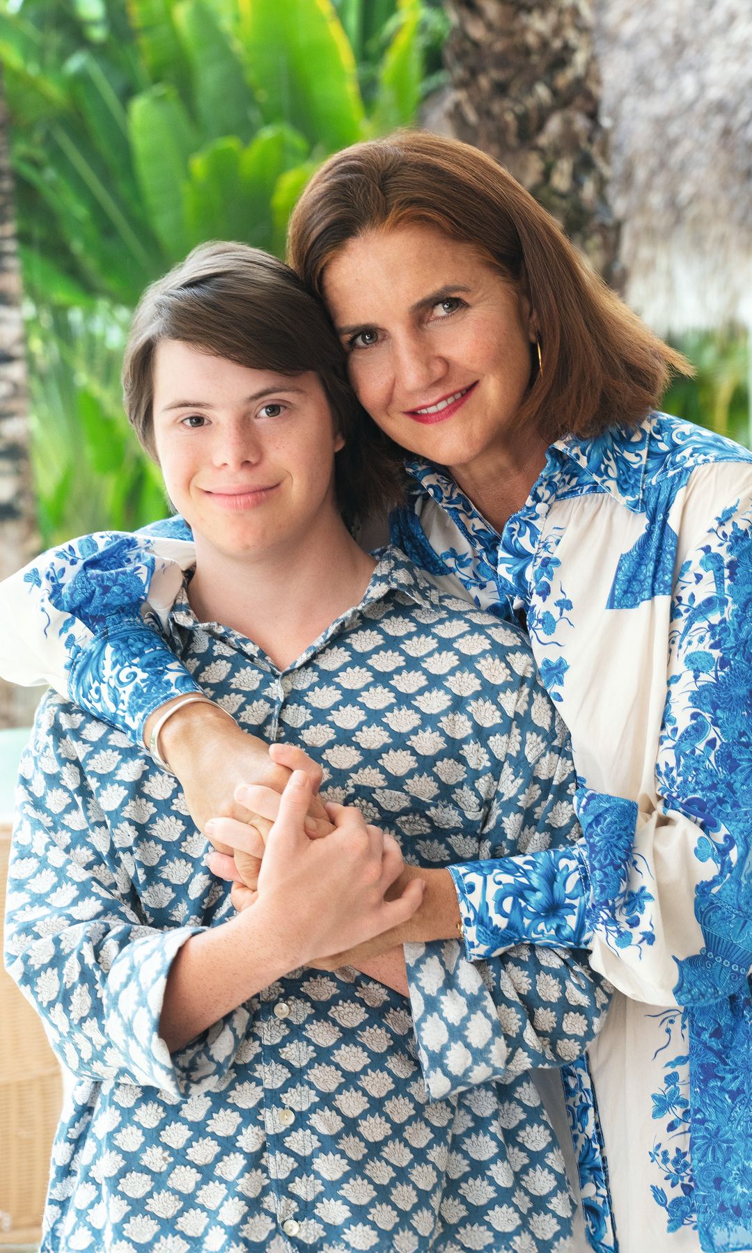 Samanta Vallejo-Nágera abrazando a su hijo Roscón