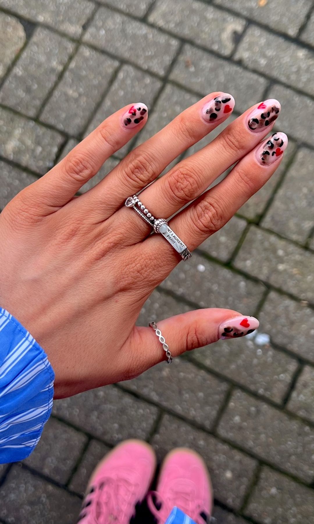 Manicura de corazones con estmpado de leopardo