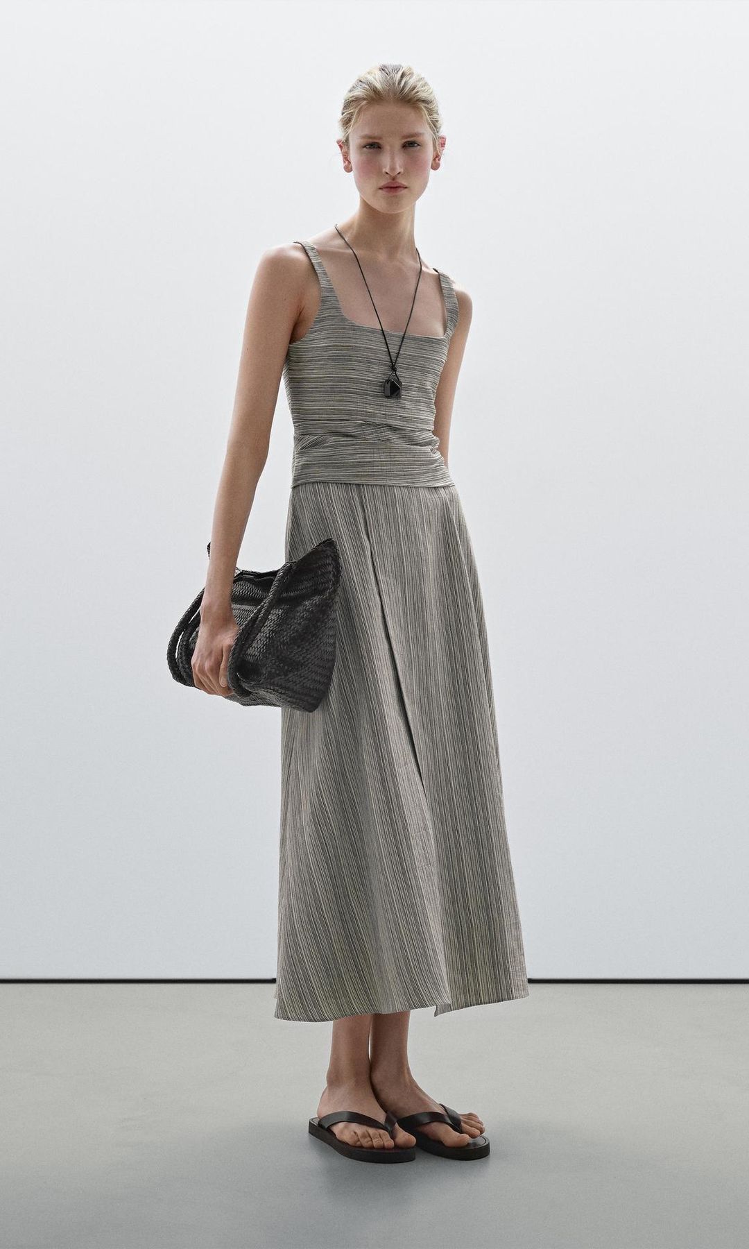 vestido gris con escote cuadrado