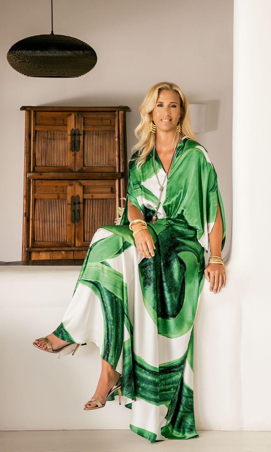 La diseñadora, posando en su casa