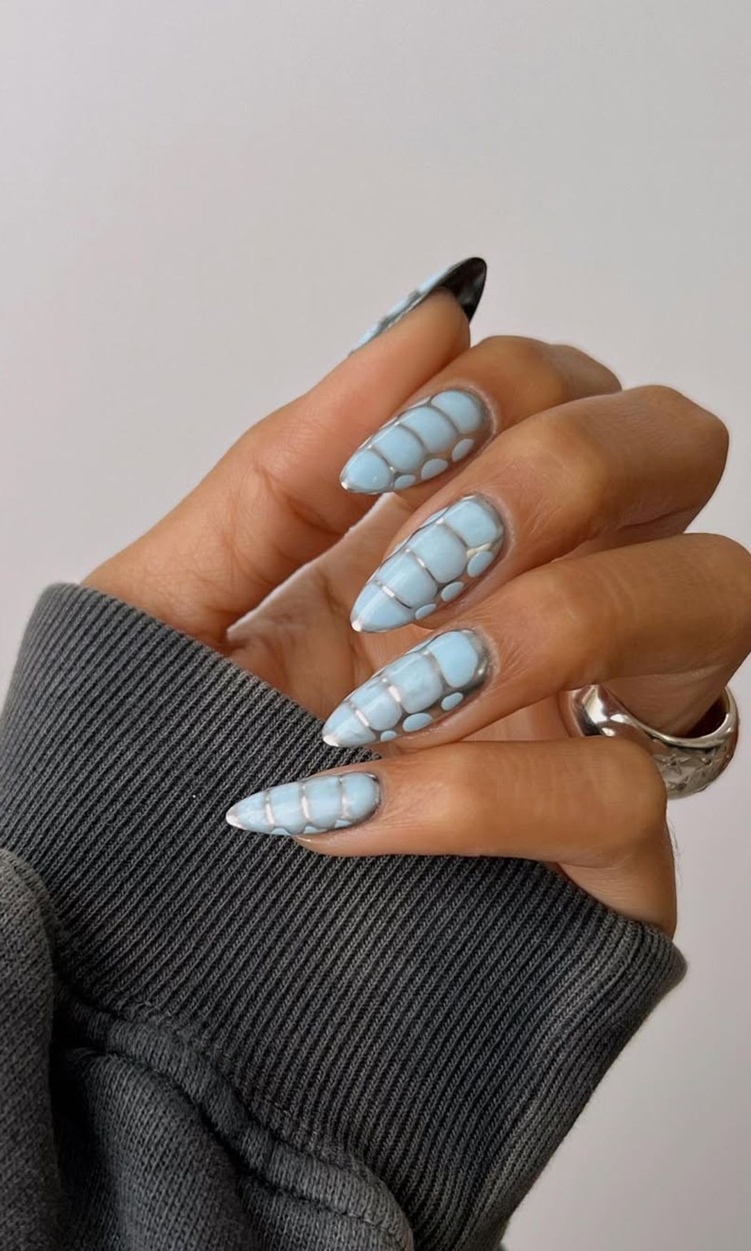 Uñas “Blooming Gel” azul pastel con efecto ala de mariposa y acabado brillante