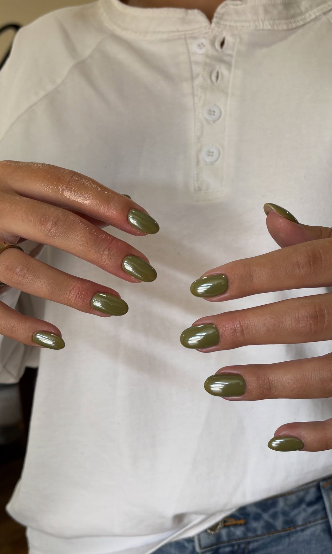 Manicura en verde oliva con acabado cromado 