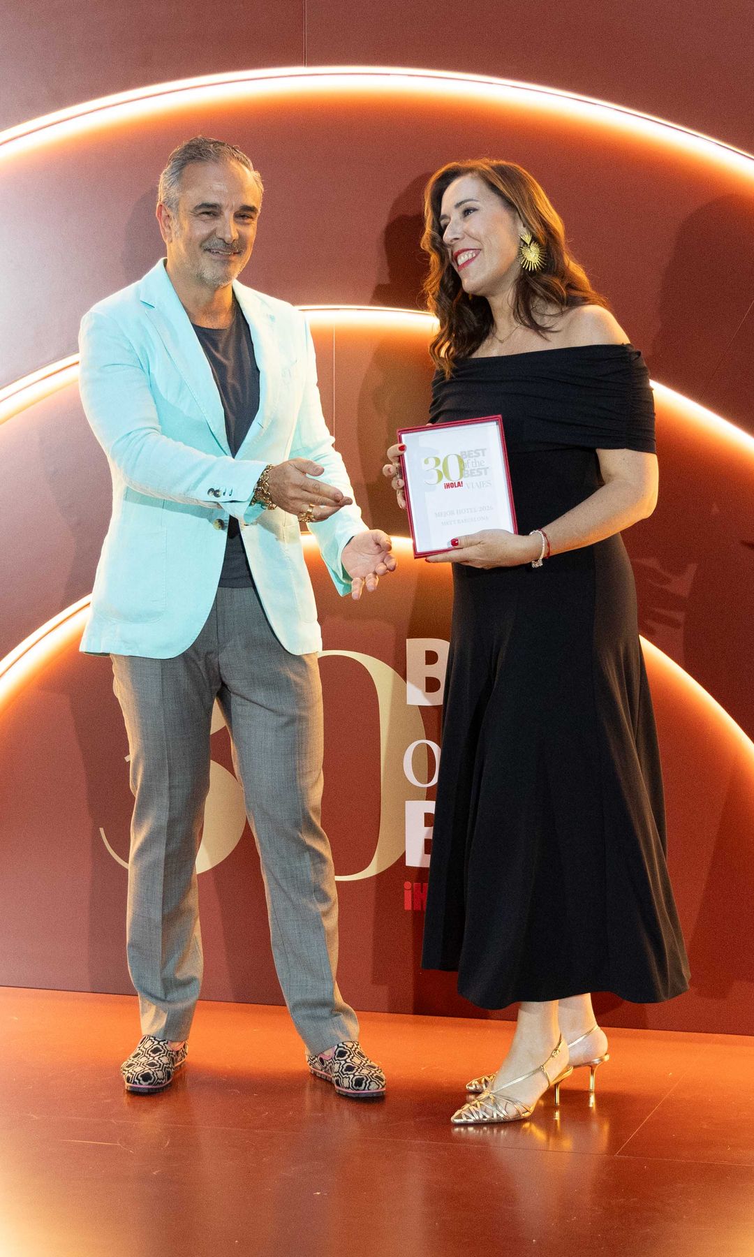 Lorenzo Castillo entrega el premio a María José Martínez - Director Of Sales & Marketing, METT Barcelona