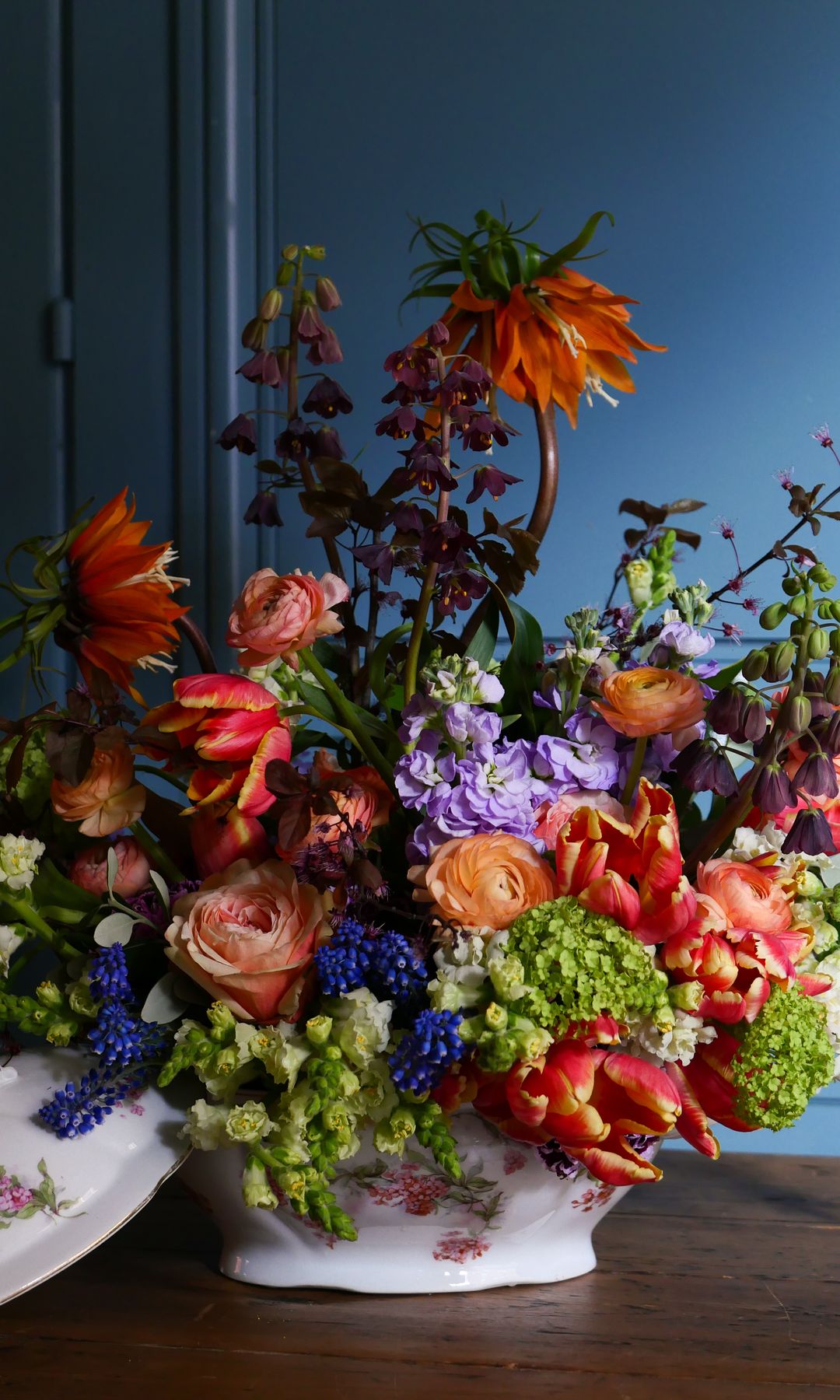 Arreglo floral sobre una mesa dentro de una pieza de cerámica 