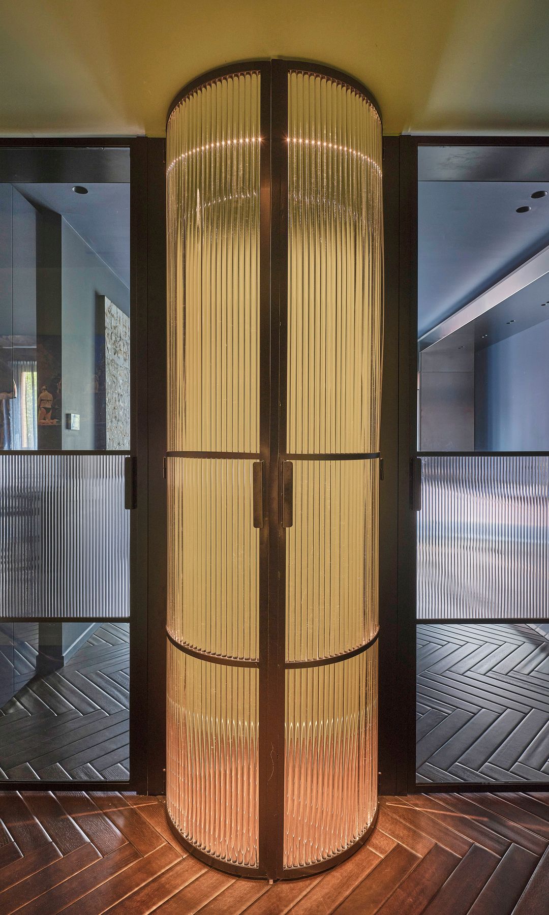Puerta de cristal con puertas curvas