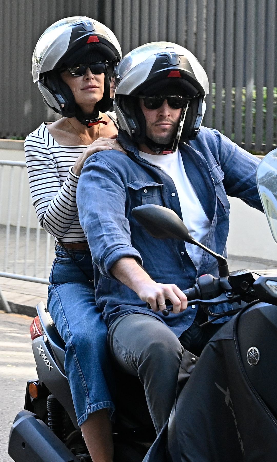 Tamara Falcó e Íñigo Onieva llegan en moto a casa de Isabelle Junot y Álvaro Falcó. 19 de abril de 2026, en Madrid