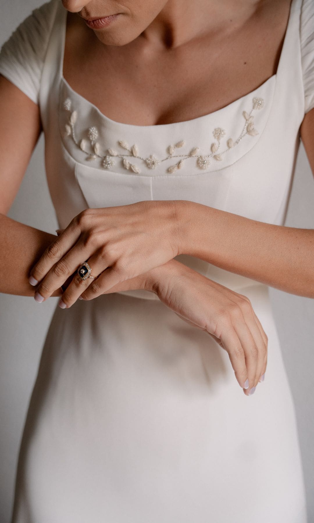 Escote bordado con flores para novia