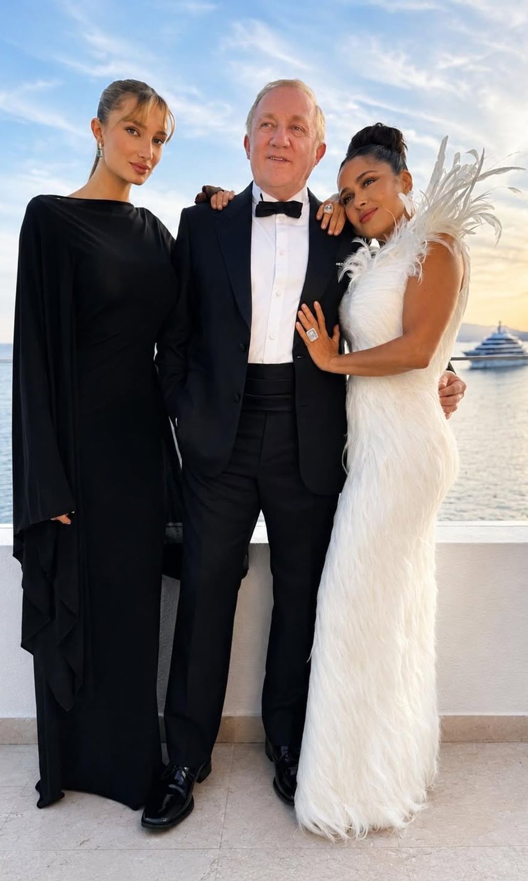Salma posando con su familia previo al evento.
