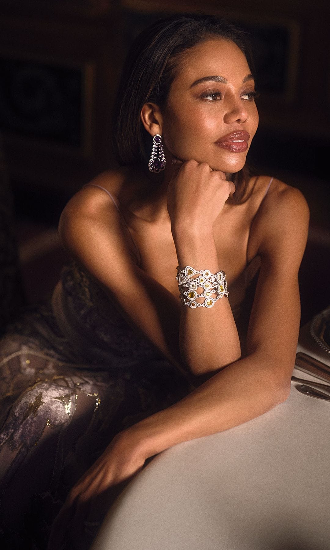 Un primer plano de la marquesa de Bath apoyada en una silla