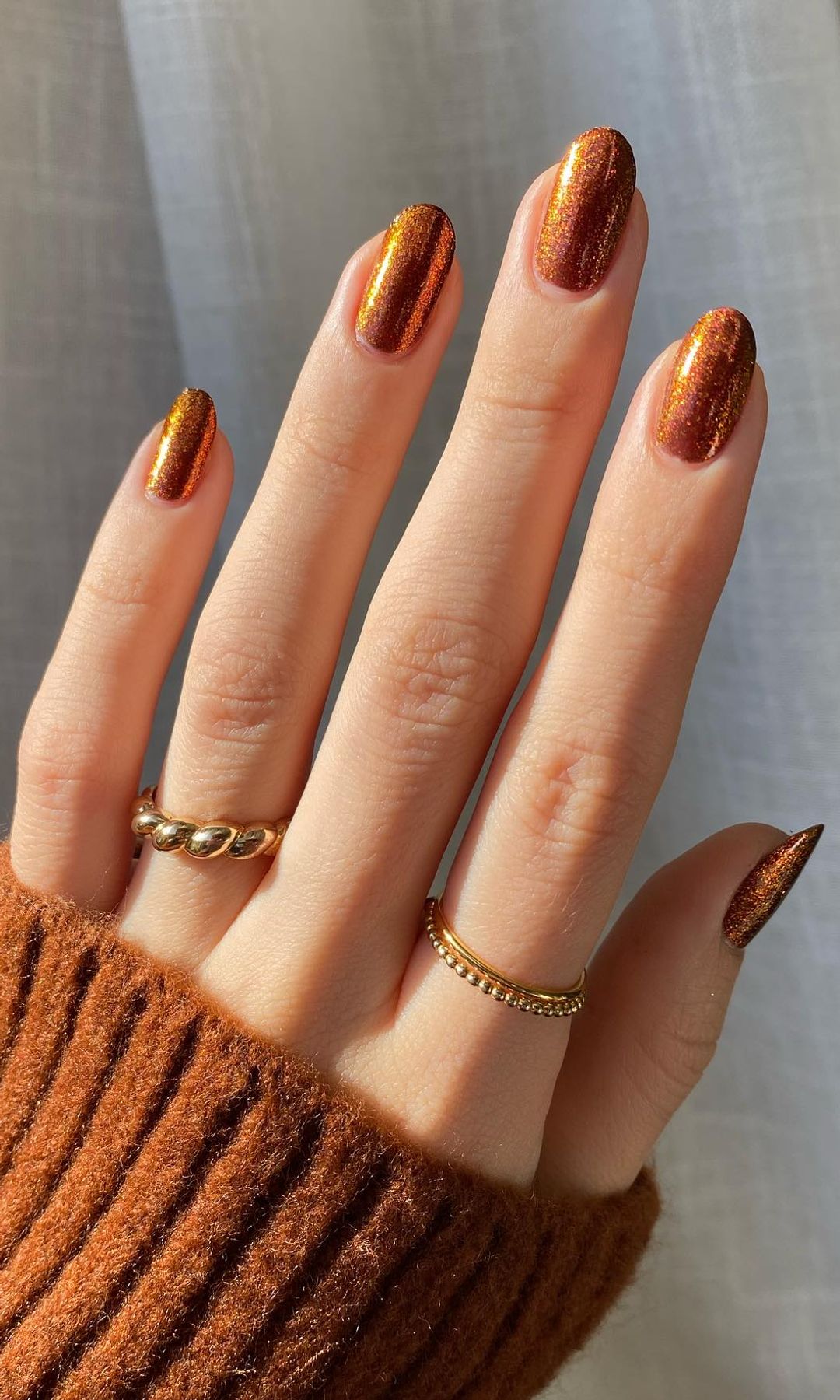 Manicura metalizada naranja