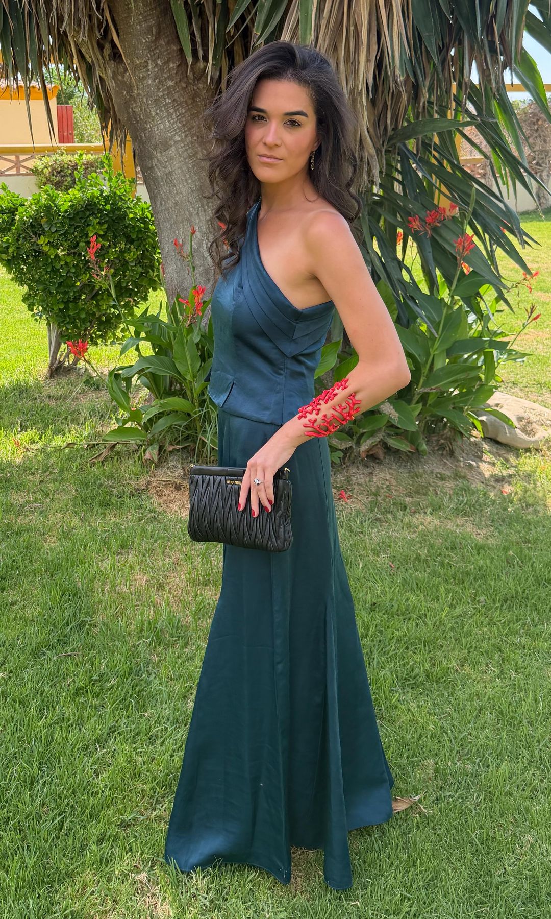 Bárbara Mirjan en Sevilla con conjunto de invitada en azul petróleo