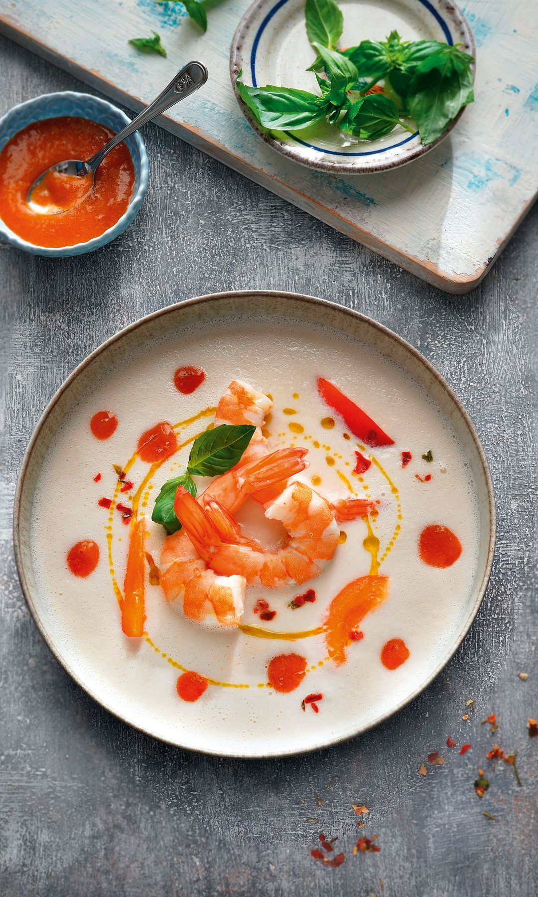 Ajoblanco con albaricoques y gambas