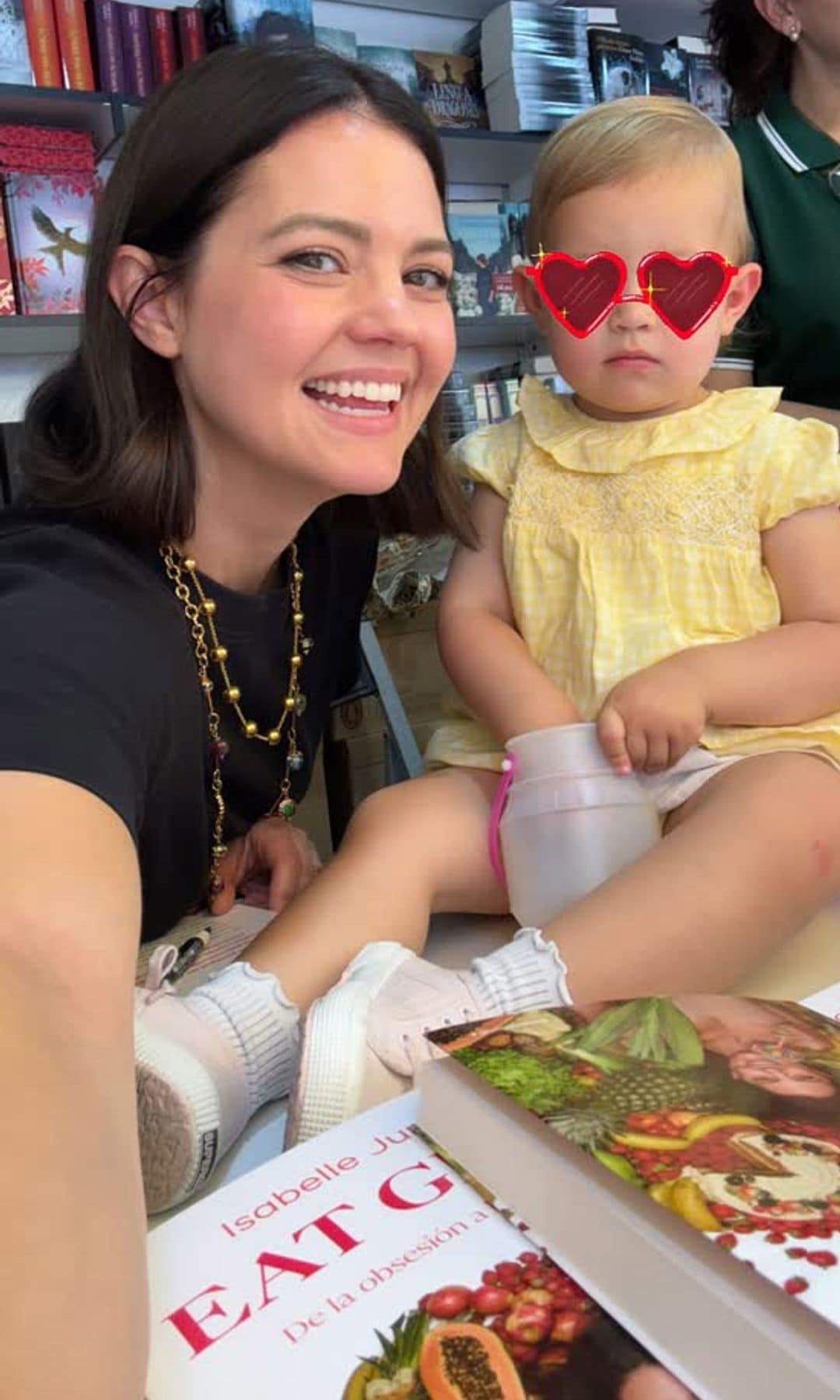 Isabelle Junot en la Feria del Libro con su hija