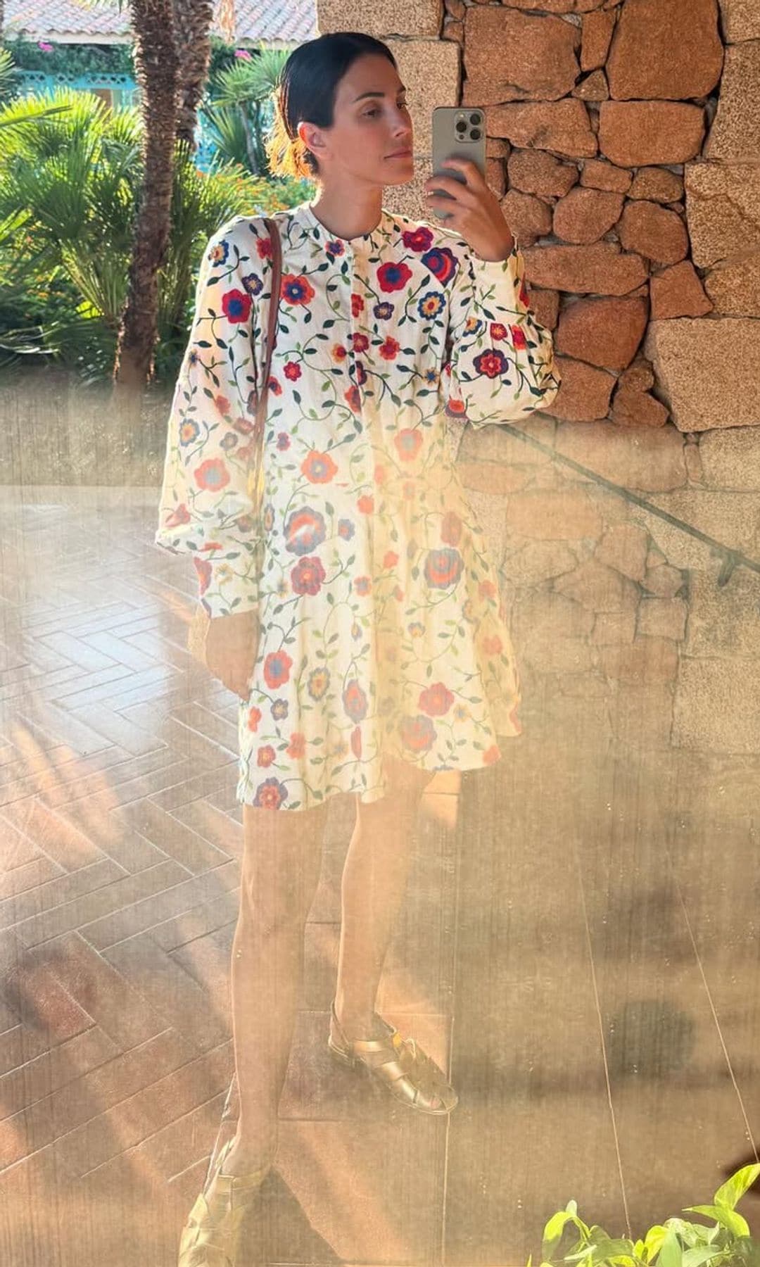 Sassa de Osma en Cerdeña con vestido de flores