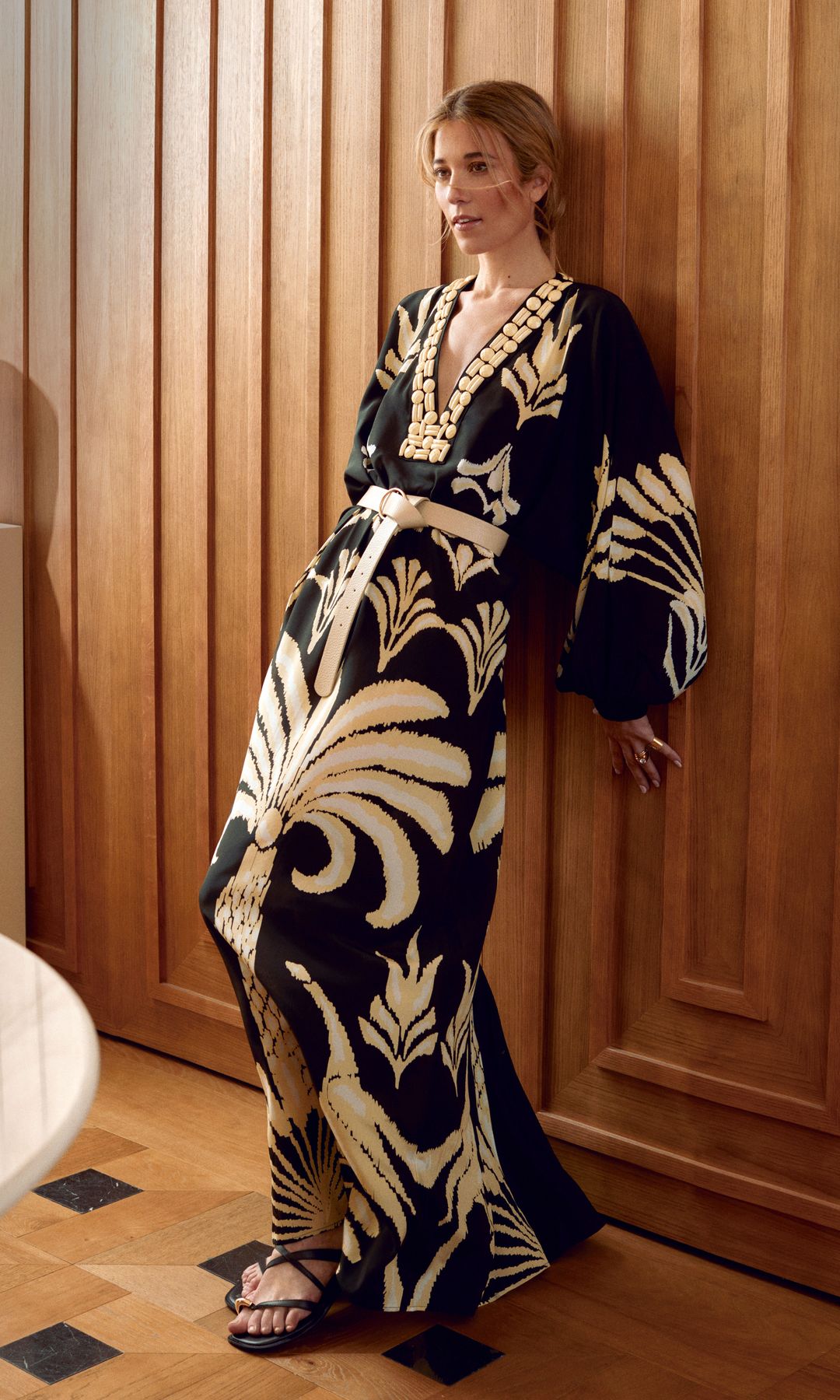 Nuestra protagonista posa con vestido de Woman Limited, cinturón y zapatos de Latouche, todo de El Corte Inglés