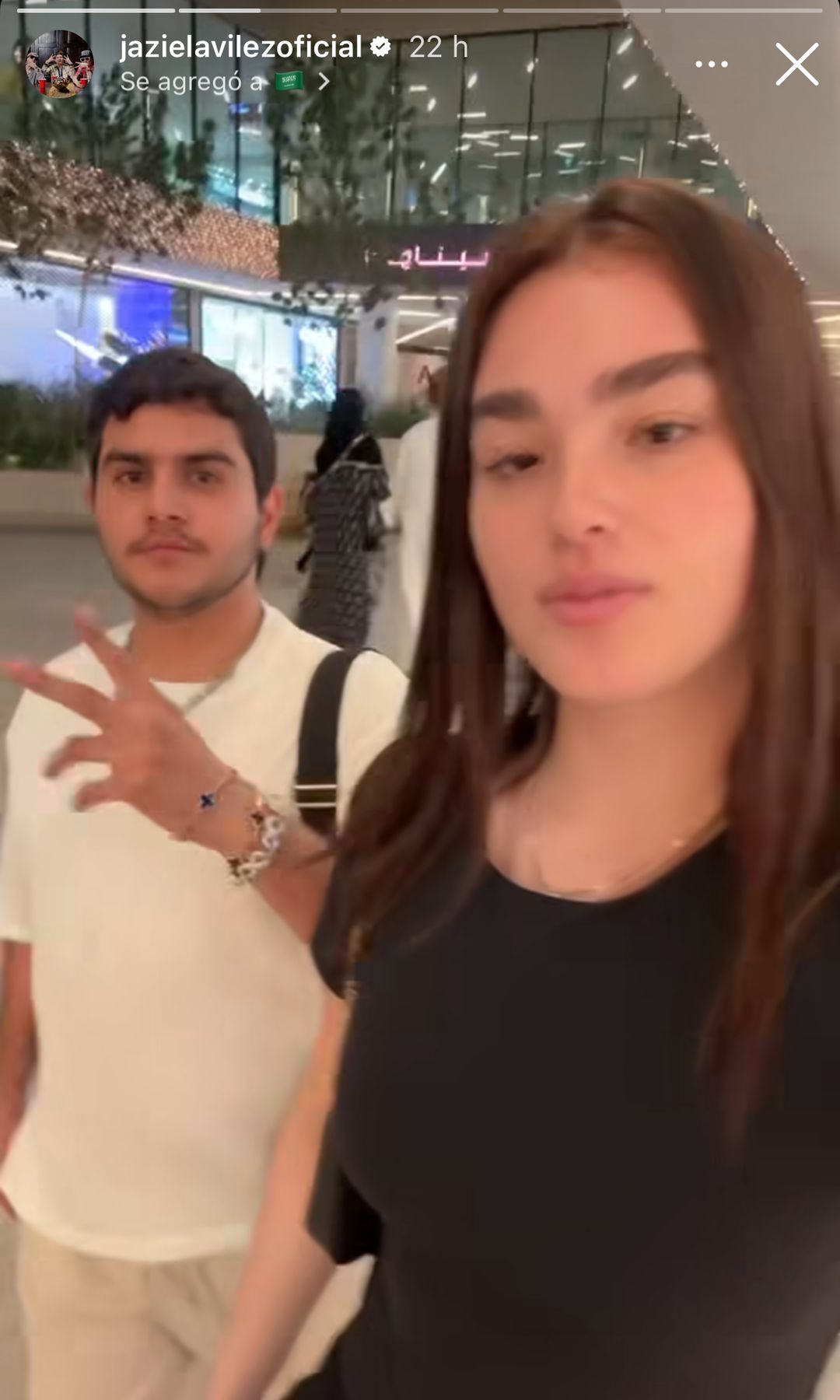 Emily Álvarez con su novio Jaziel en Arabia Saudita
