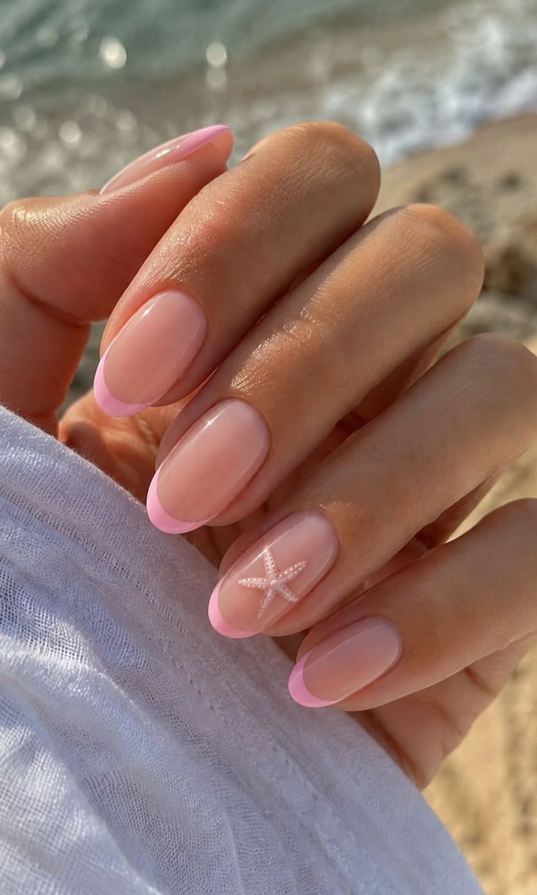 Manicura francesa rosa con estrella de mar