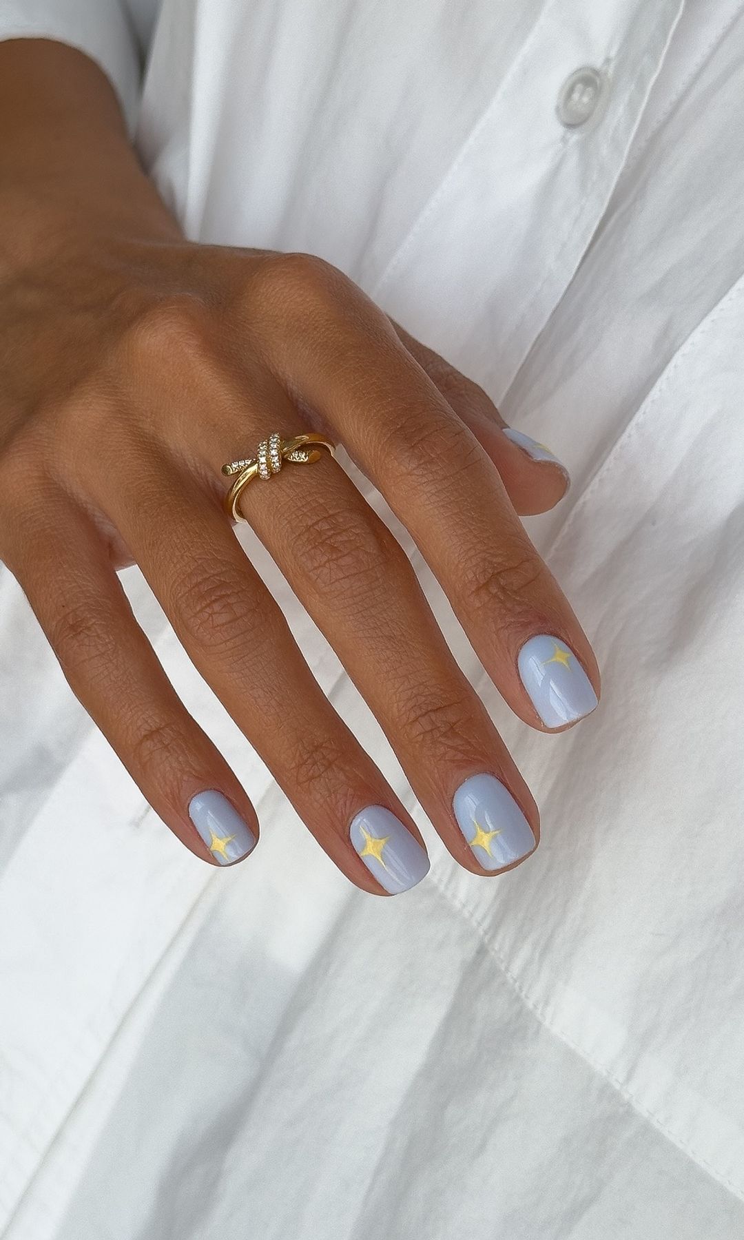 Manicura en azul bebé