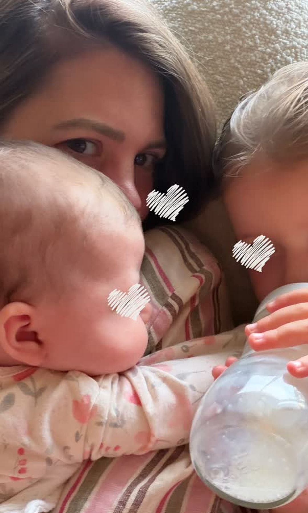 Philippa protagonizó una de las escenas más divertidas al intentar "apropiarse" del biberón de su hermana pequeña, Simona
