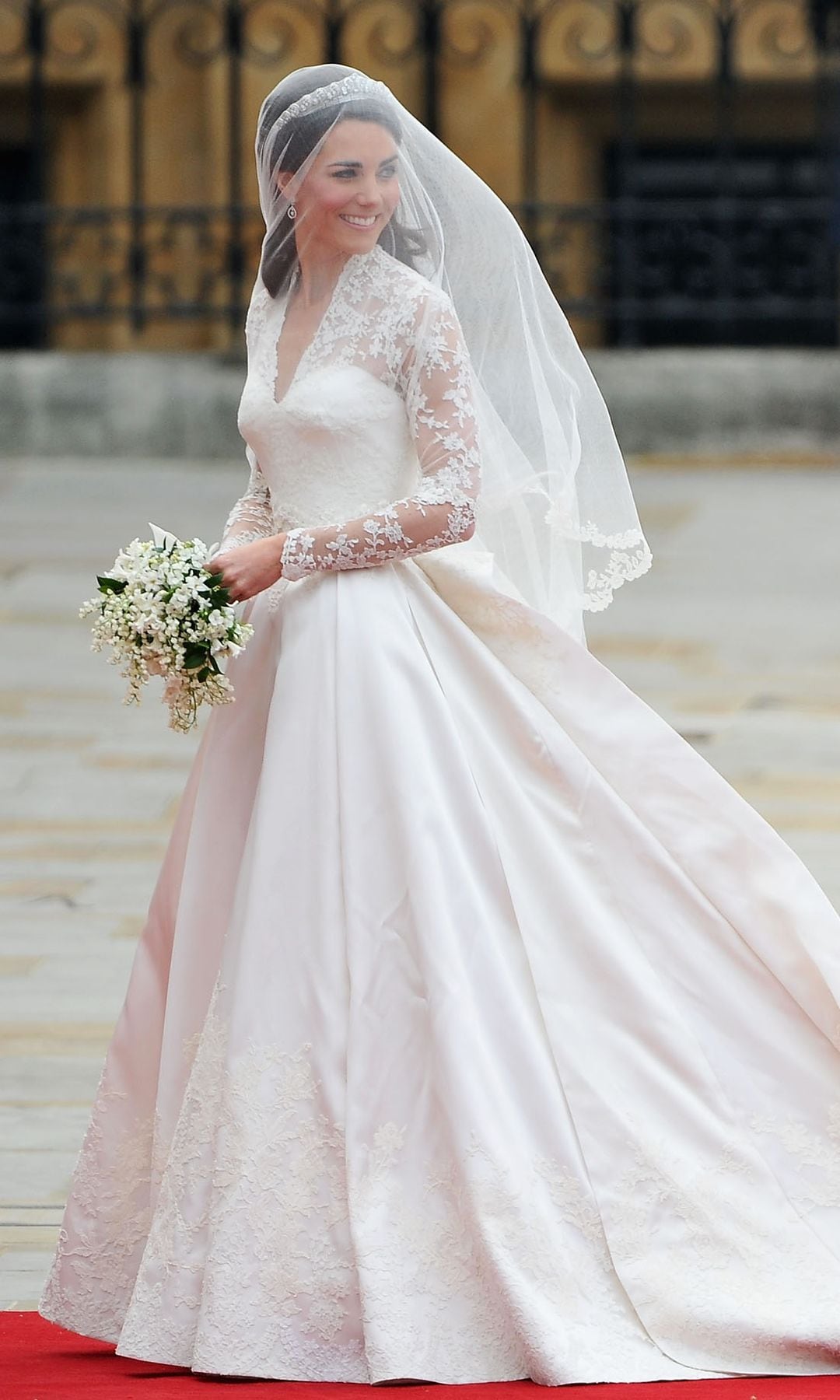 Kate Middleton entrando a su boda con su hermana sosteniendo su vestido