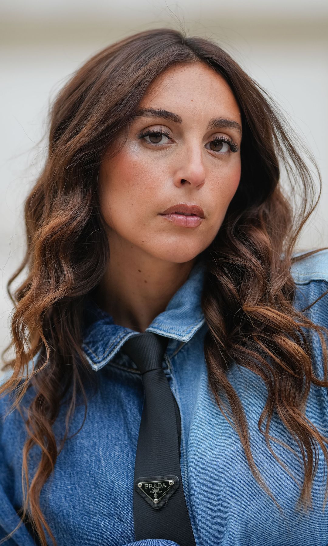  Mujer con cabello castaño