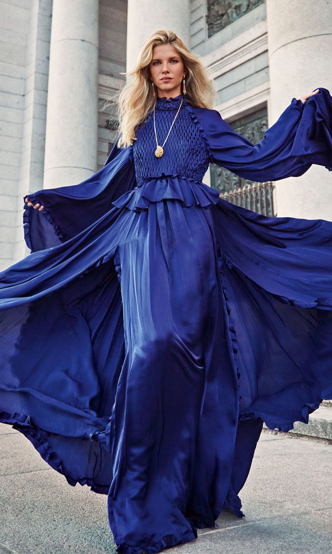 El azul klein se alza como uno de los colores estrella de este invierno. Katia Gutiérrez-Colomer mira a la cámara con vestido largo en esta tonalidad, de Zimmerman. Y lo complementa con pendientes largos, de Roberto Coin, y collar largo de pedrería, de Swarovski