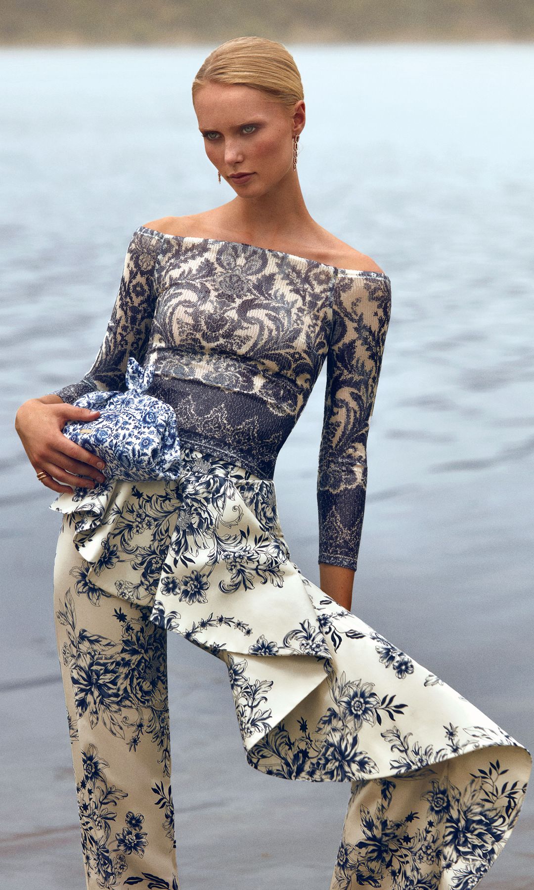 Juego de estampados: Junto a estas líneas, nuestra invitada derrocha estilo con 
total look estampado, de IQ Collection, que combina con bolso tipo clutch, de Aquazzura, y pendientes, y anillo, de Bvlgari