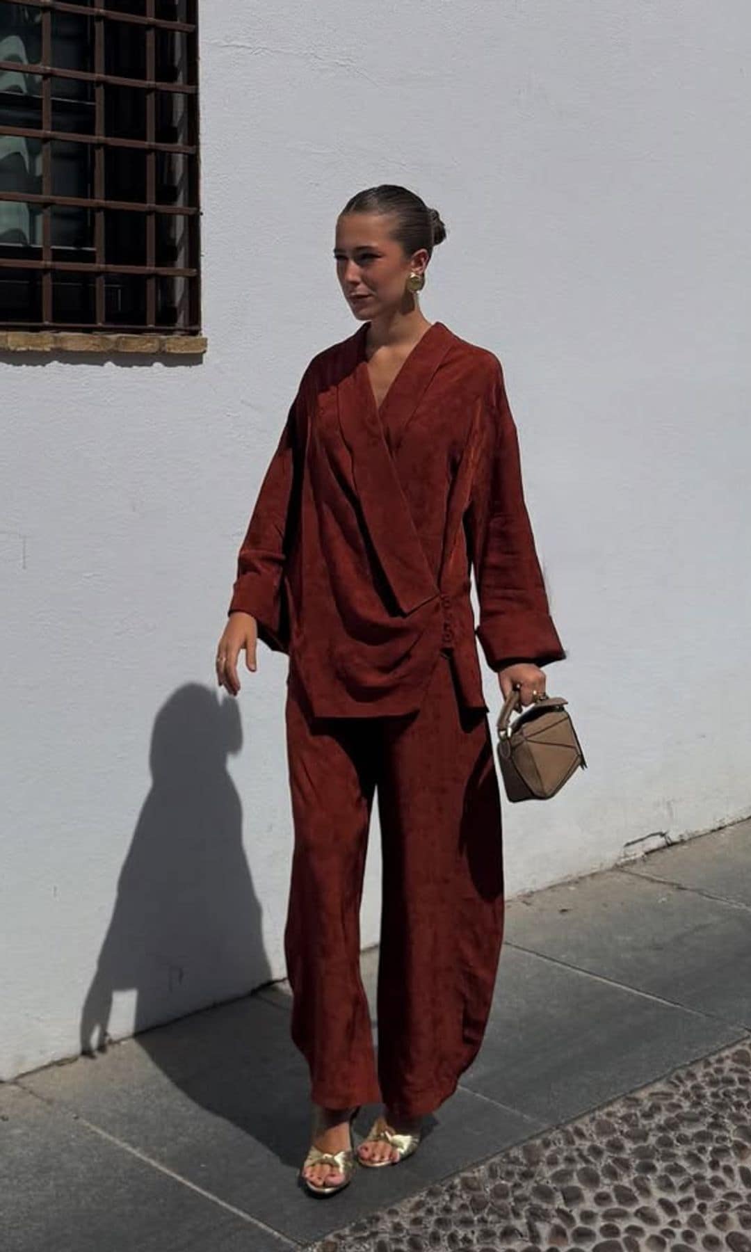 Look de invitada con traje y chaqueta tipo kimono