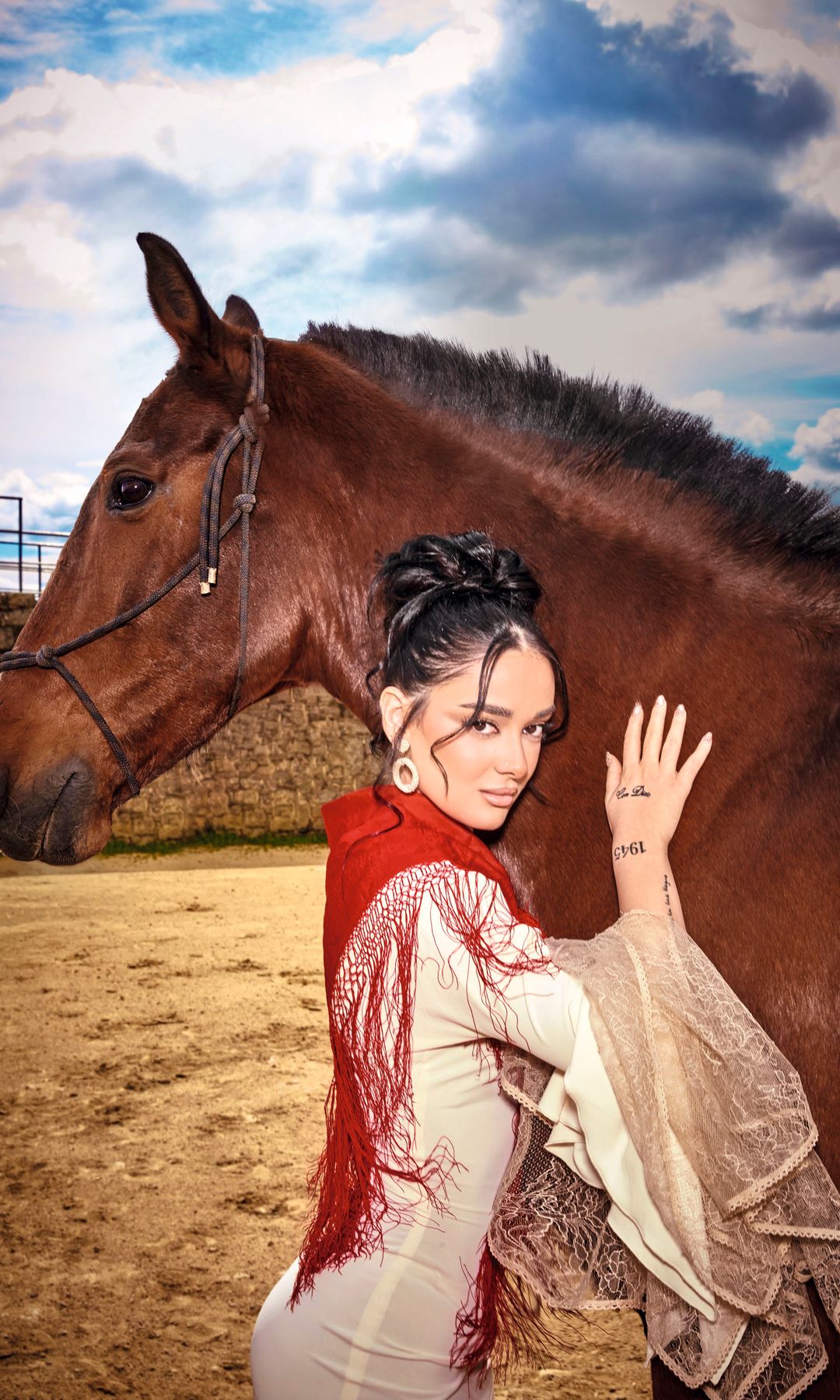 Julia Janeiro acariciando a un caballo