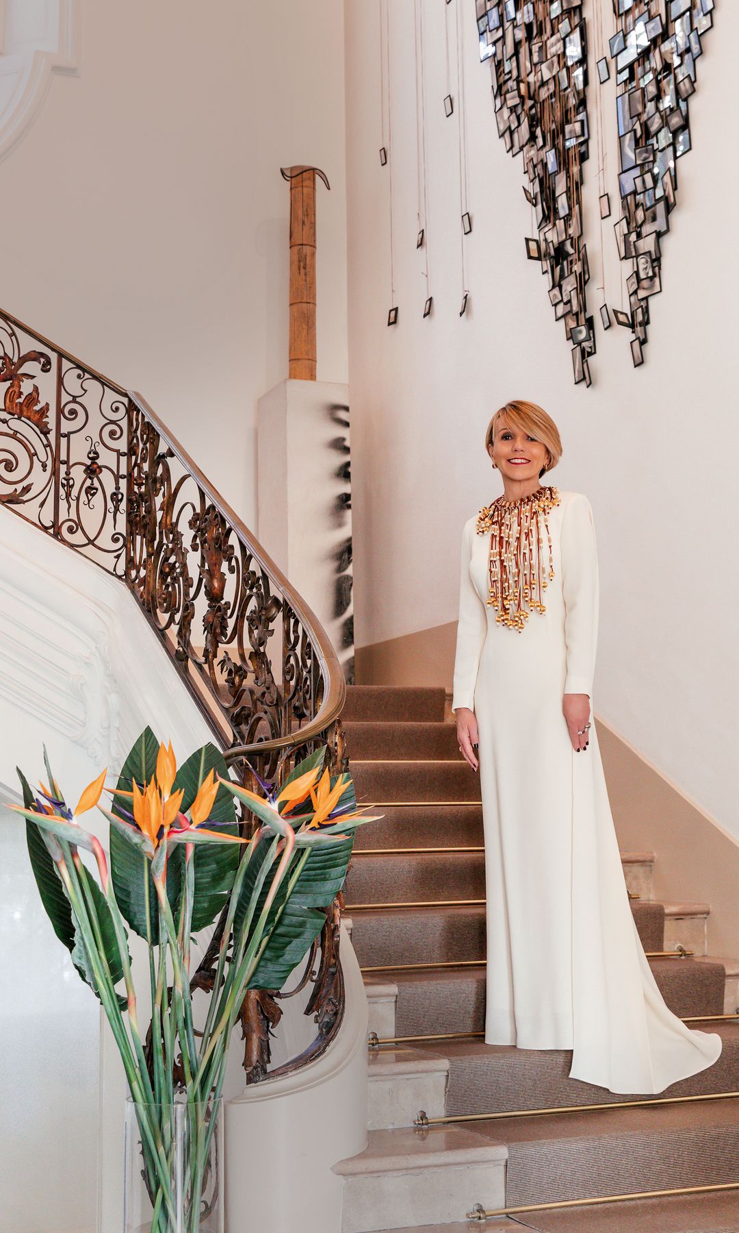 Nuestra anfitriona en la impresionante escalera de la casa. 