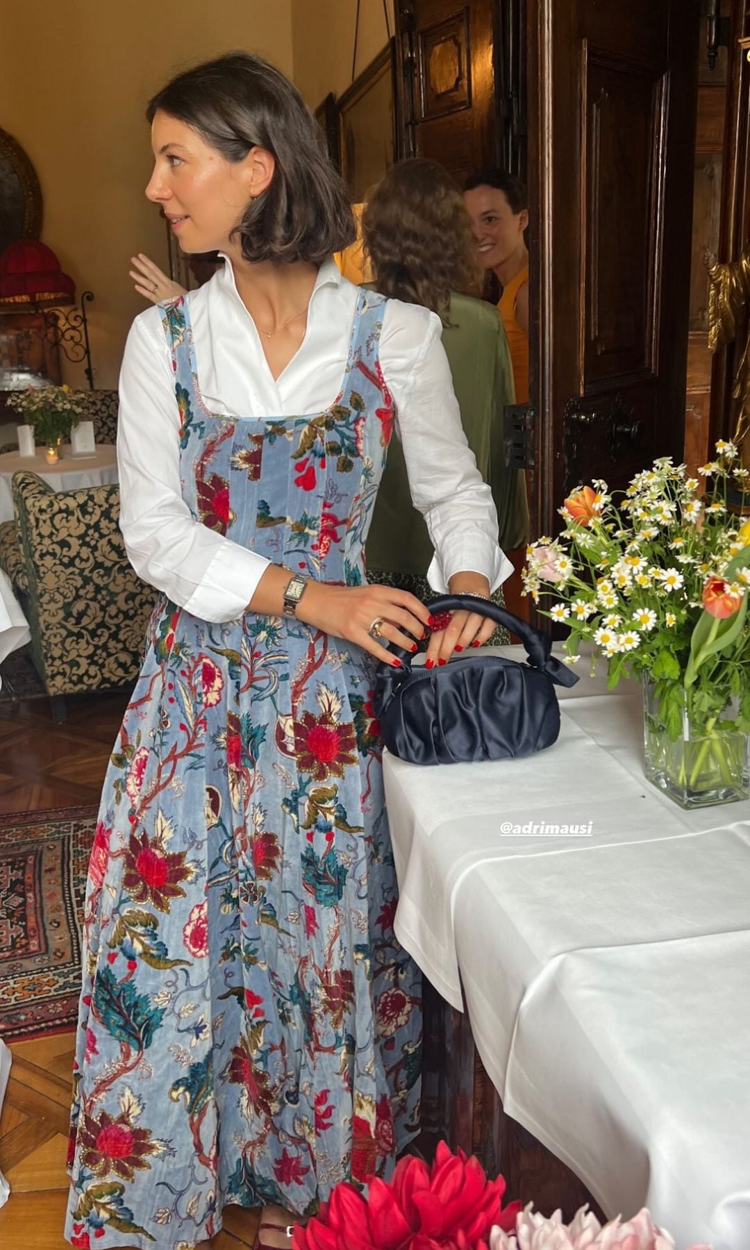 Influencer con look de invitada