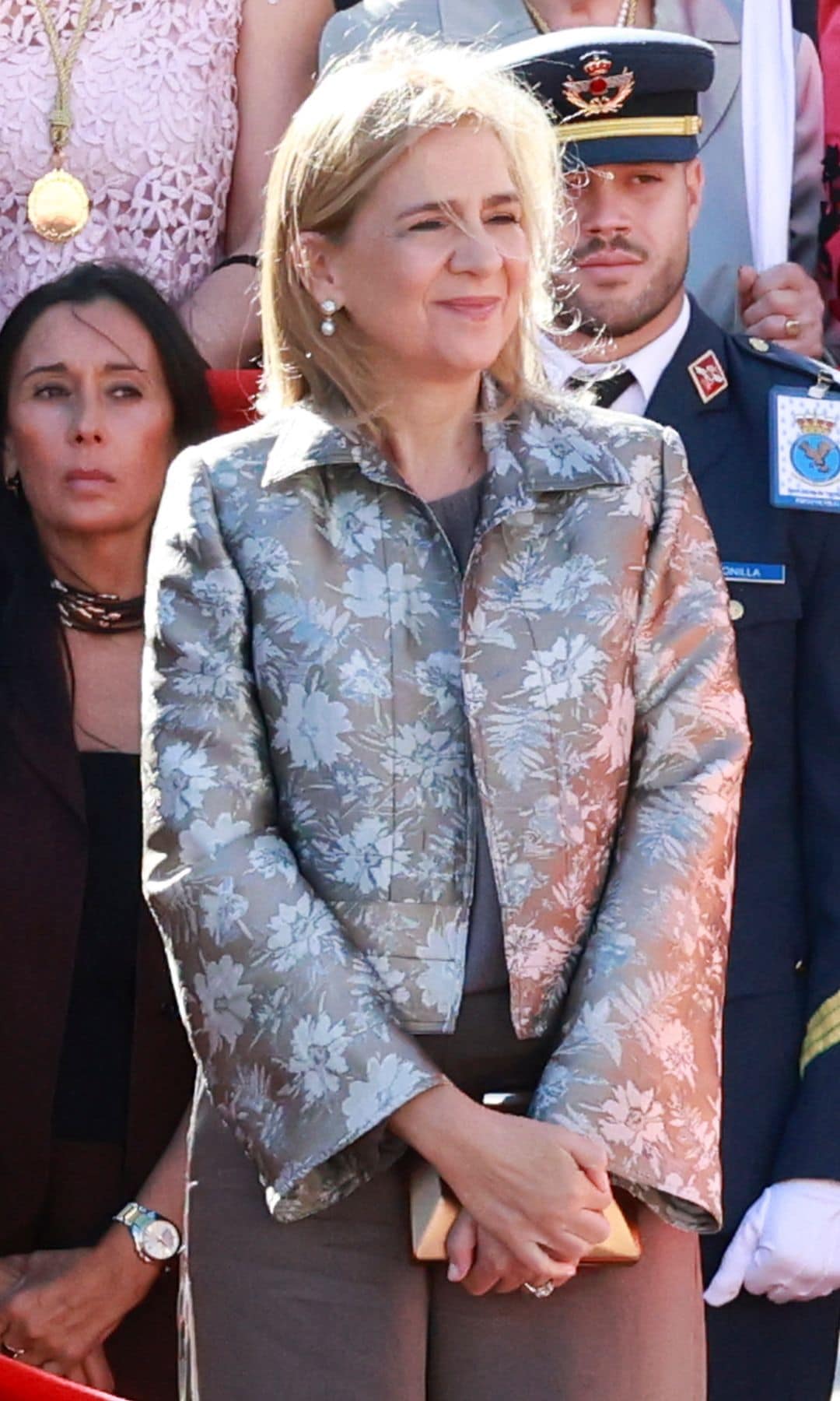 Las infantas Elena y Cristina en el izado de la bandera en Torrejón de Ardoz