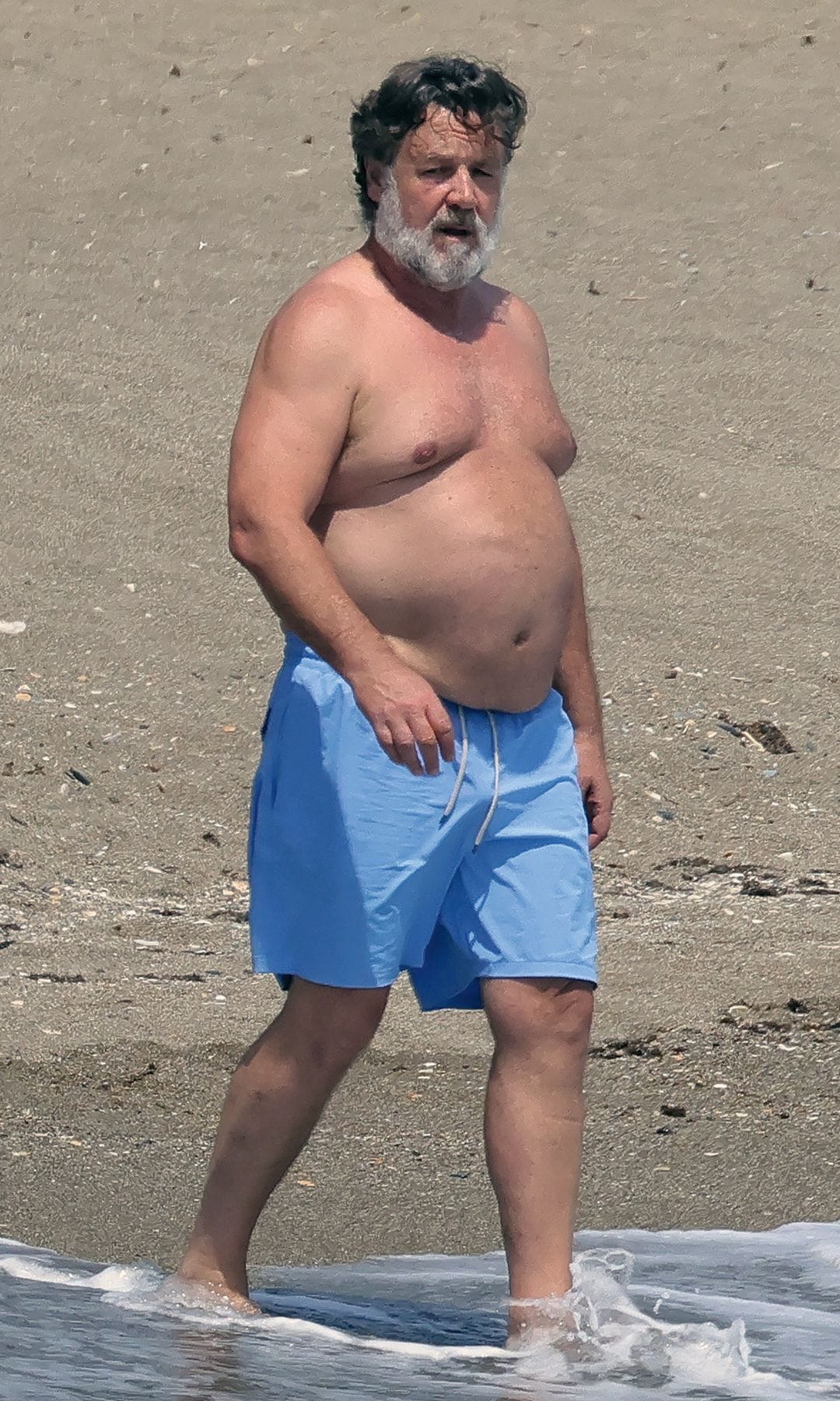  Russell Crowe pasea por la playa de Marbella, disfrutando de un merecido descanso frente al mar. El actor ultima los preparativos para la presentación de su nueva película, "Nuremberg", donde interpreta a Hermann Göring