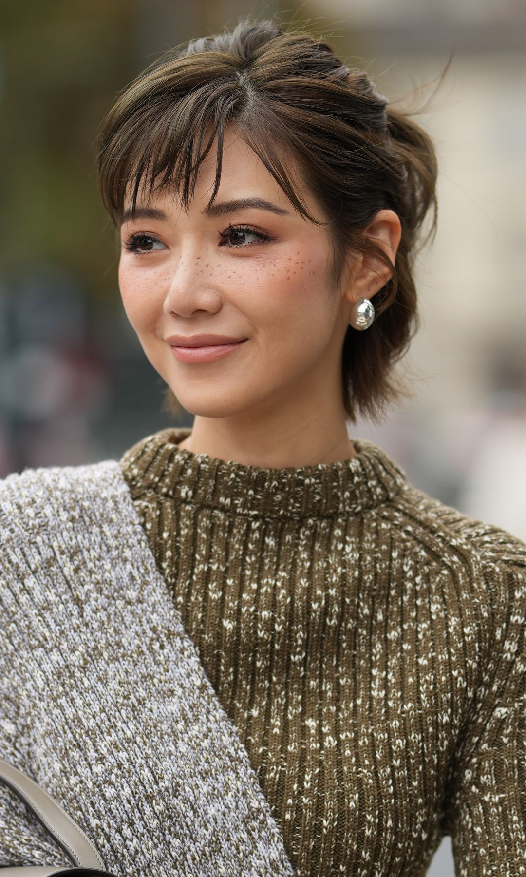  Mujer con semirecogido 