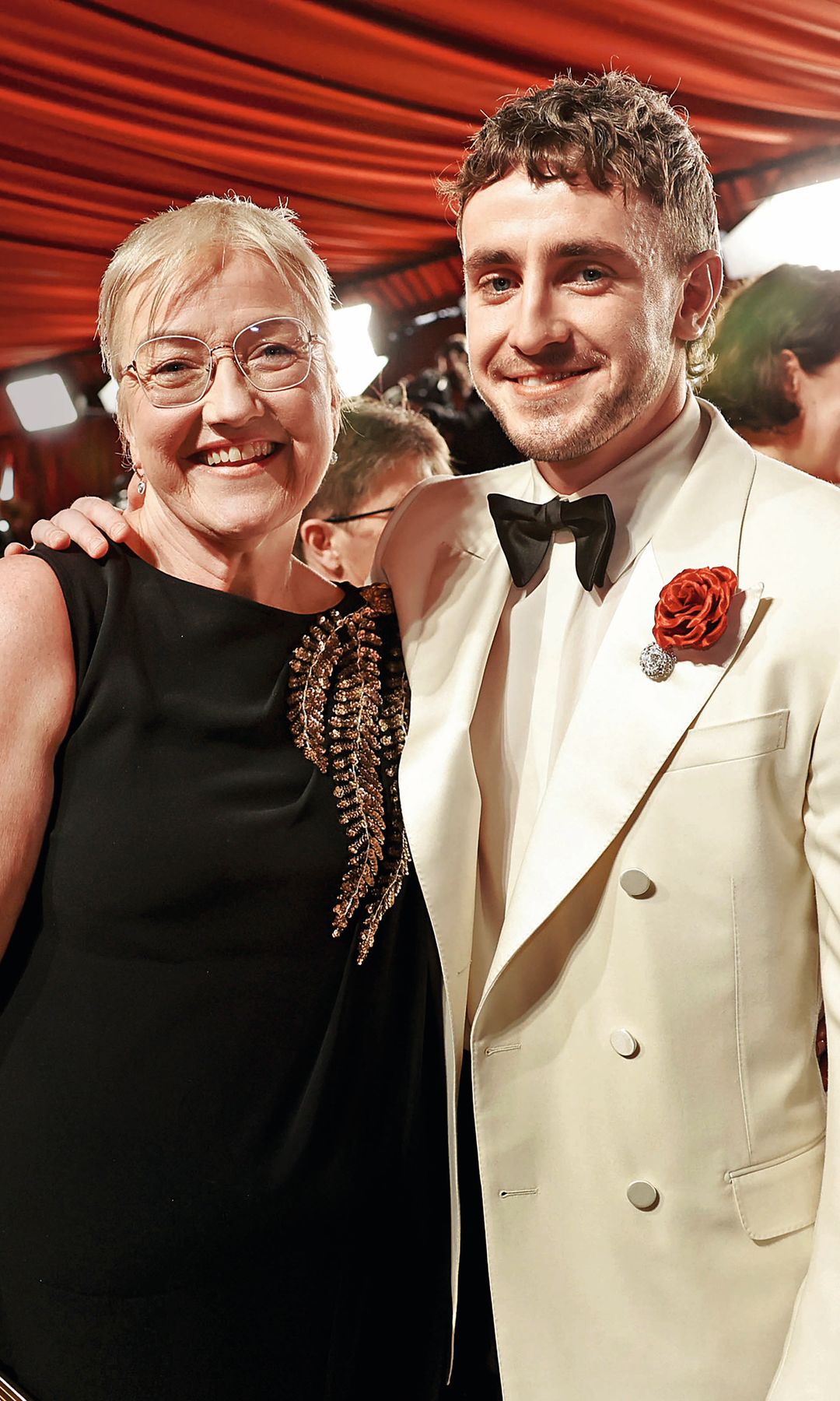 Paul Mescal junto a su madre, Dearbhla, cuando le acompañó a la ceremonia de los Óscar de hace tres años. El actor estaba nominado por “Aftersun” y en ese momento ella estaba en tratamiento contra el cáncer