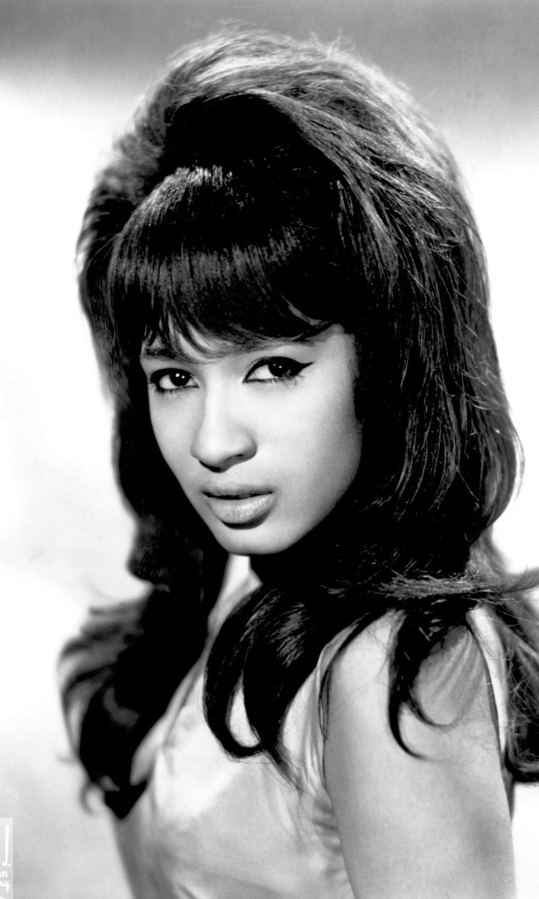 Ronnie Spector, del trío vocal "The Ronettes", posa para un retrato alrededor de 1964.