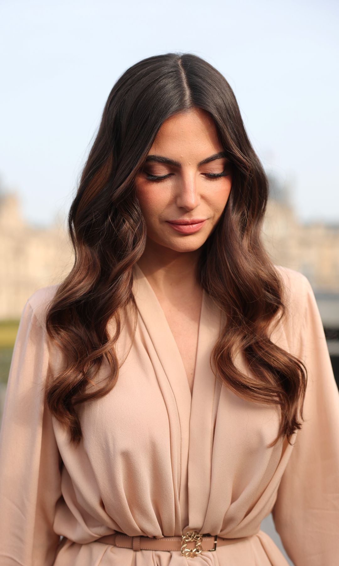 Kelly Piquet con el pelo ondulado en el desfile de Elie Saab en París