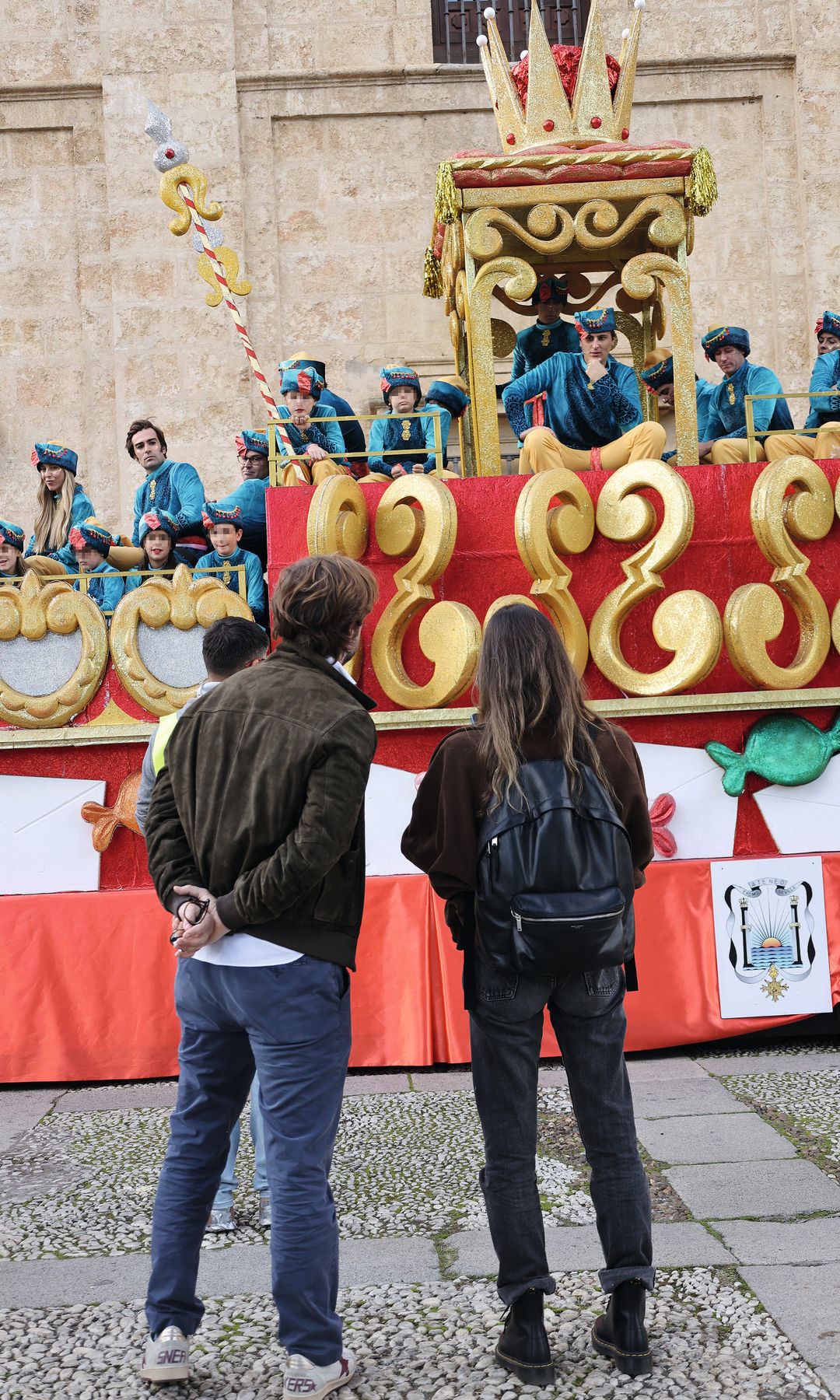 Amaia Salamanca y Rosauro Varo, viendo el desfile de Reyes en el que participaron sus hijos