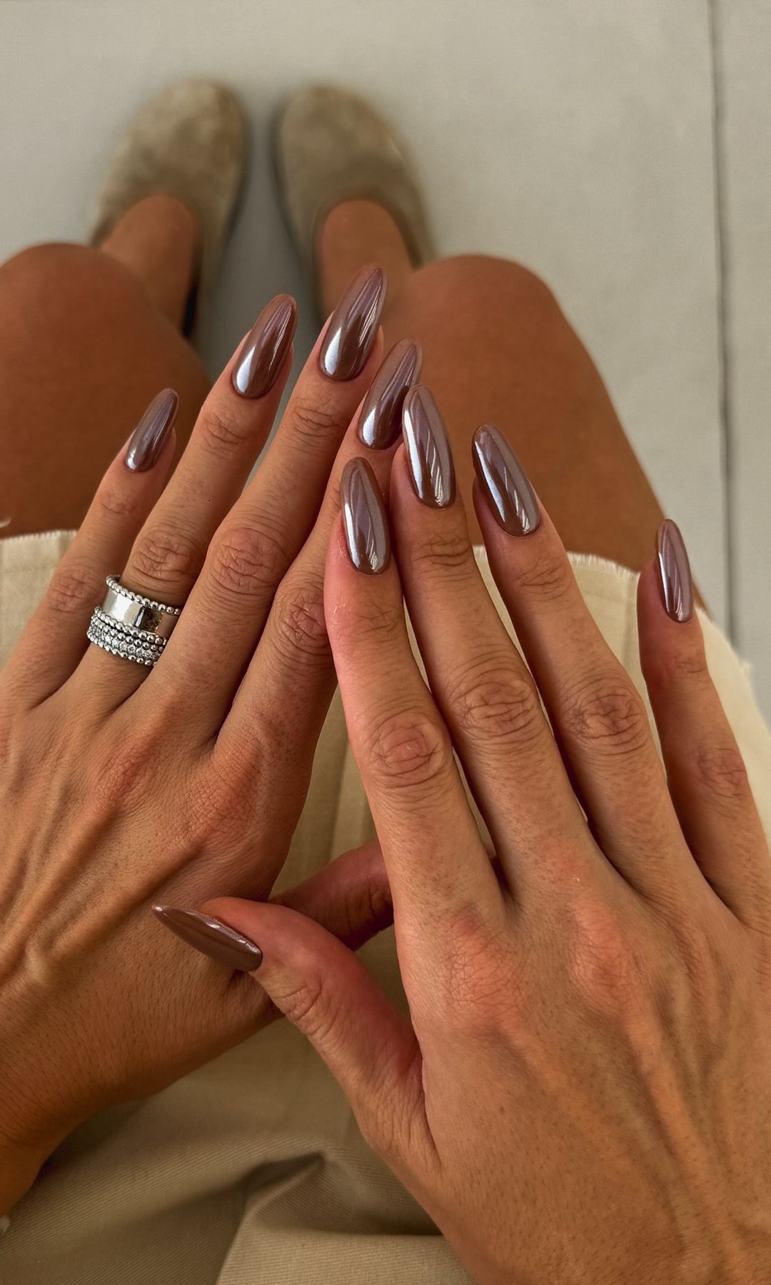 Manicura tornasolada en marrón