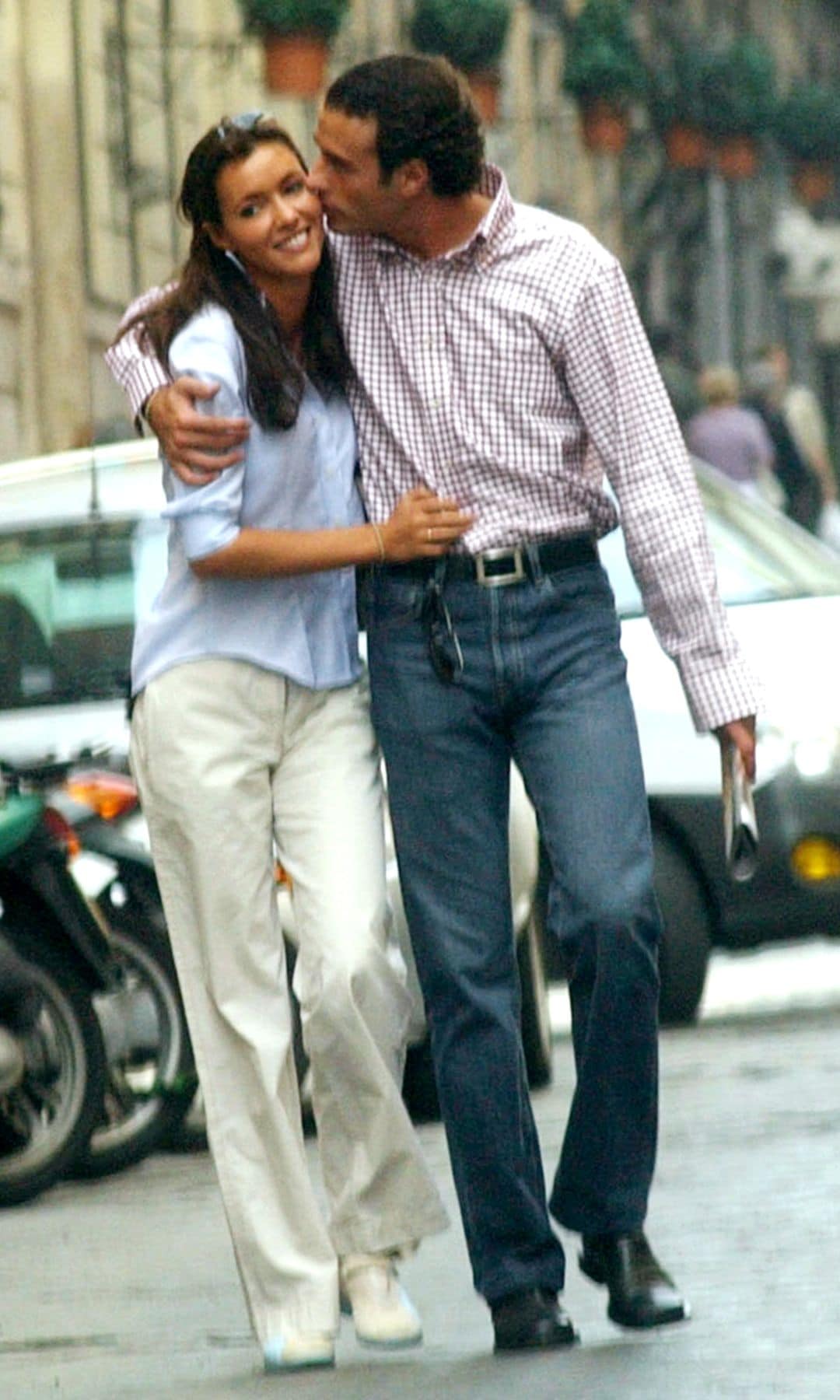 Arantxa del Sol y Finito de Córdoba paseando por las calles de Roma durante su luna de miel el 2 de noviembre de 2001