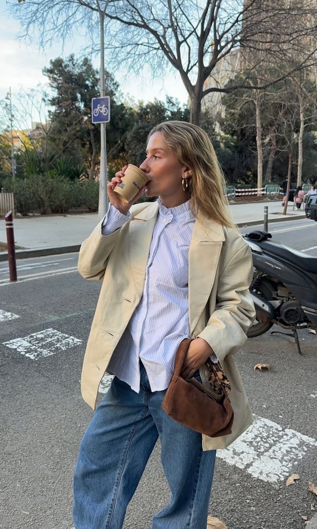 ¡HOLA! Fashion Cómo llevar una camisa de rayas azul: 7 ideas de outfits estilosos y elegantes