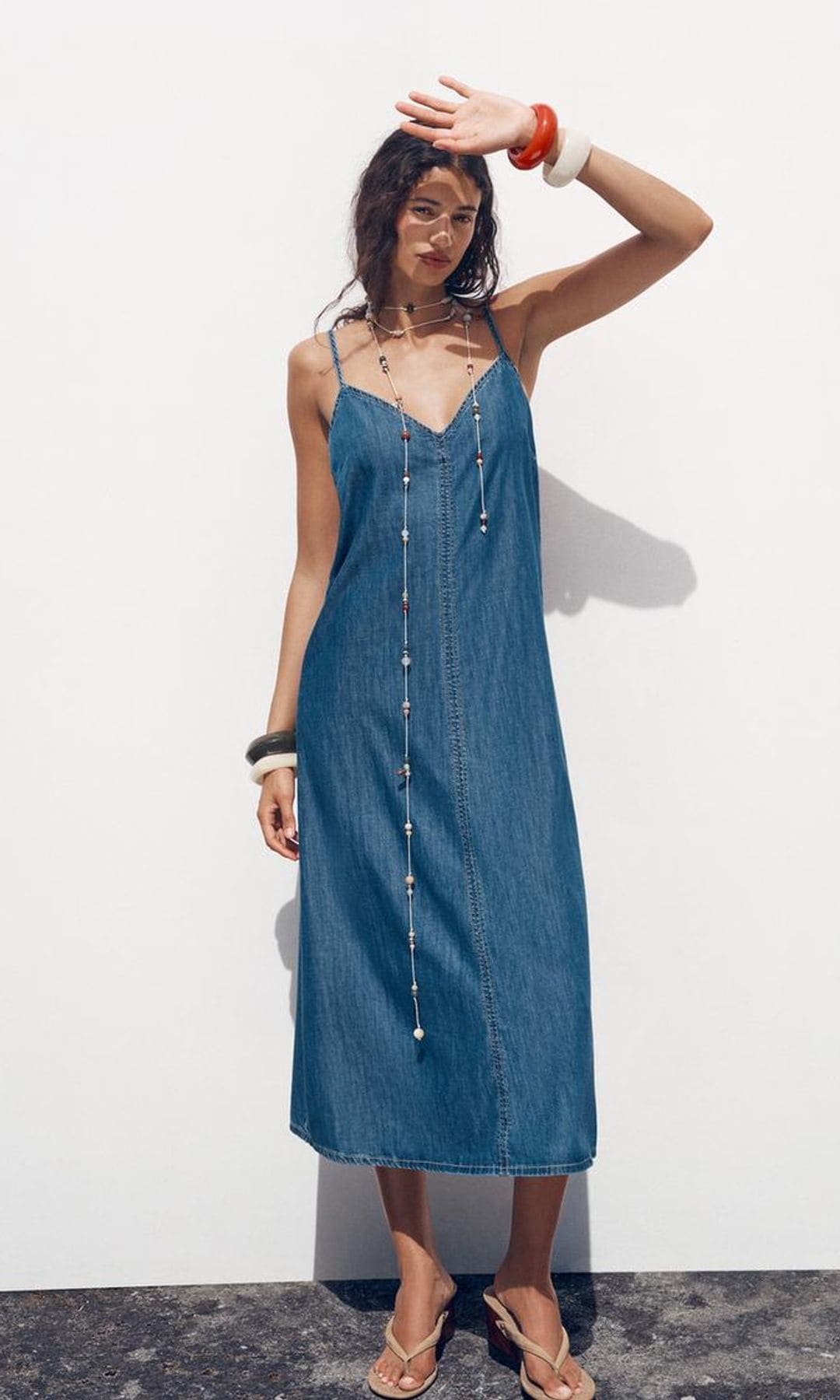 vestido denim y chanclas