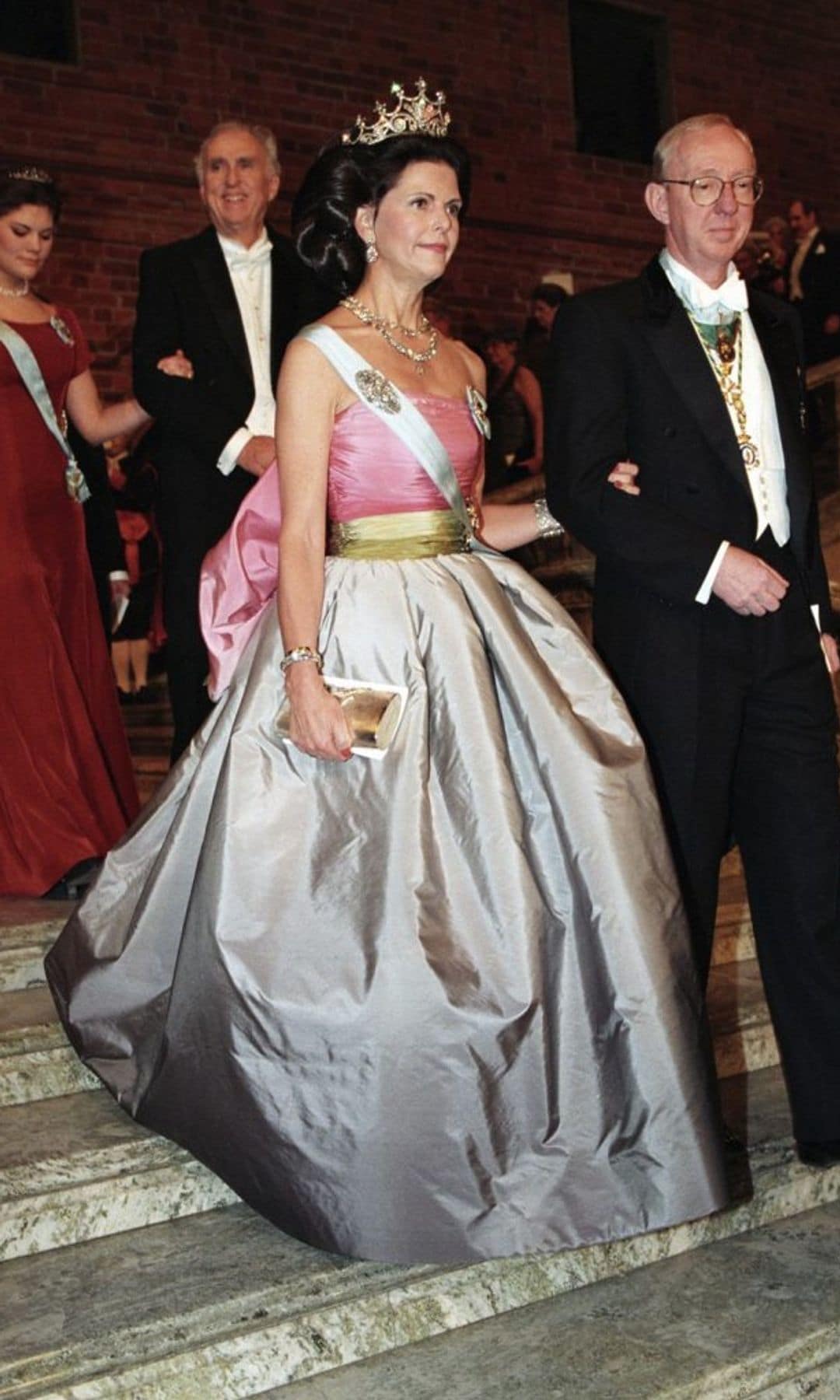 Victoria de Suecia rescata un vestido de gala que su madre, la reina Silvia, también lució en los Premios Nobel hace 30 años
