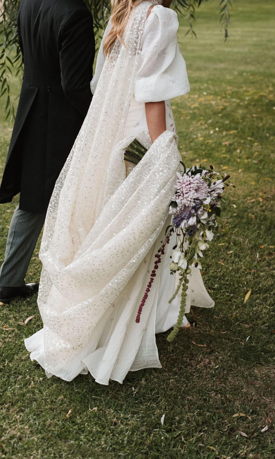 Novia con capa de lentejuelas From Lista With love