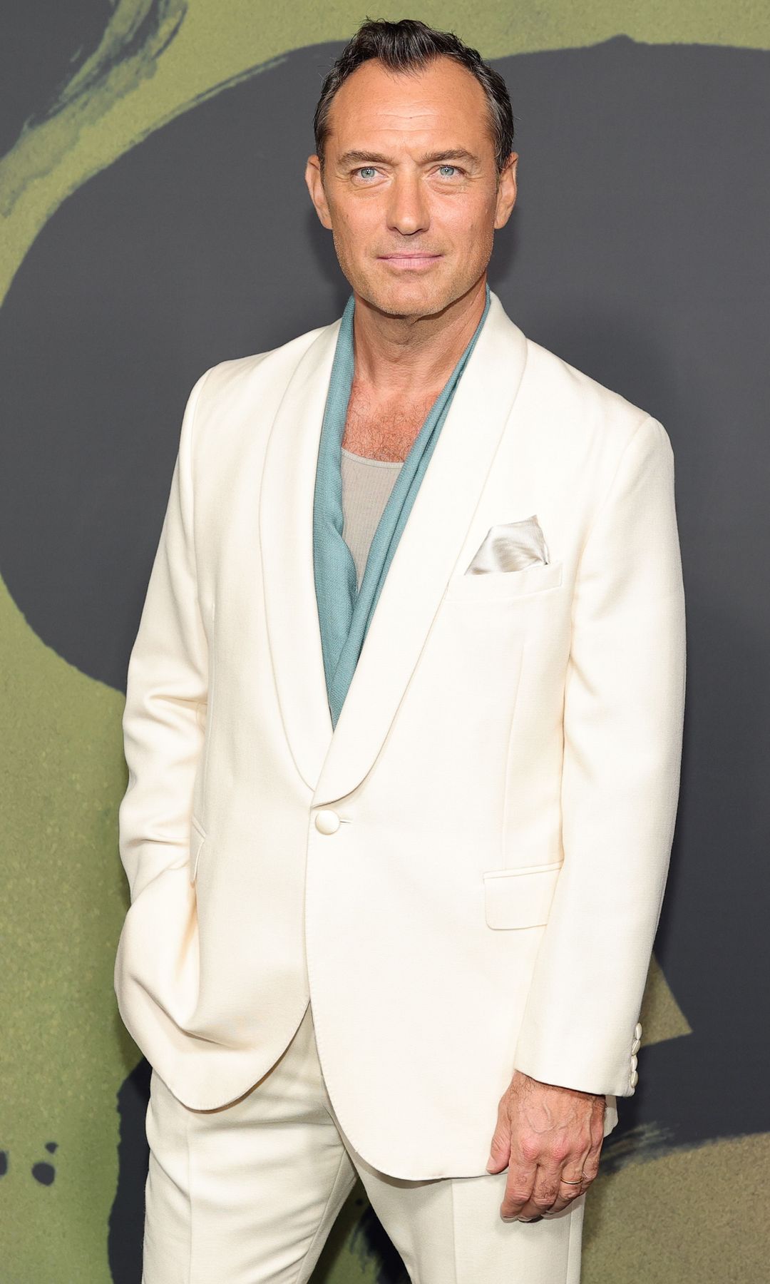A Jude Law, le gusta jugar con los complementos y no necesita una corbata o pajarita para sentirse elegante.