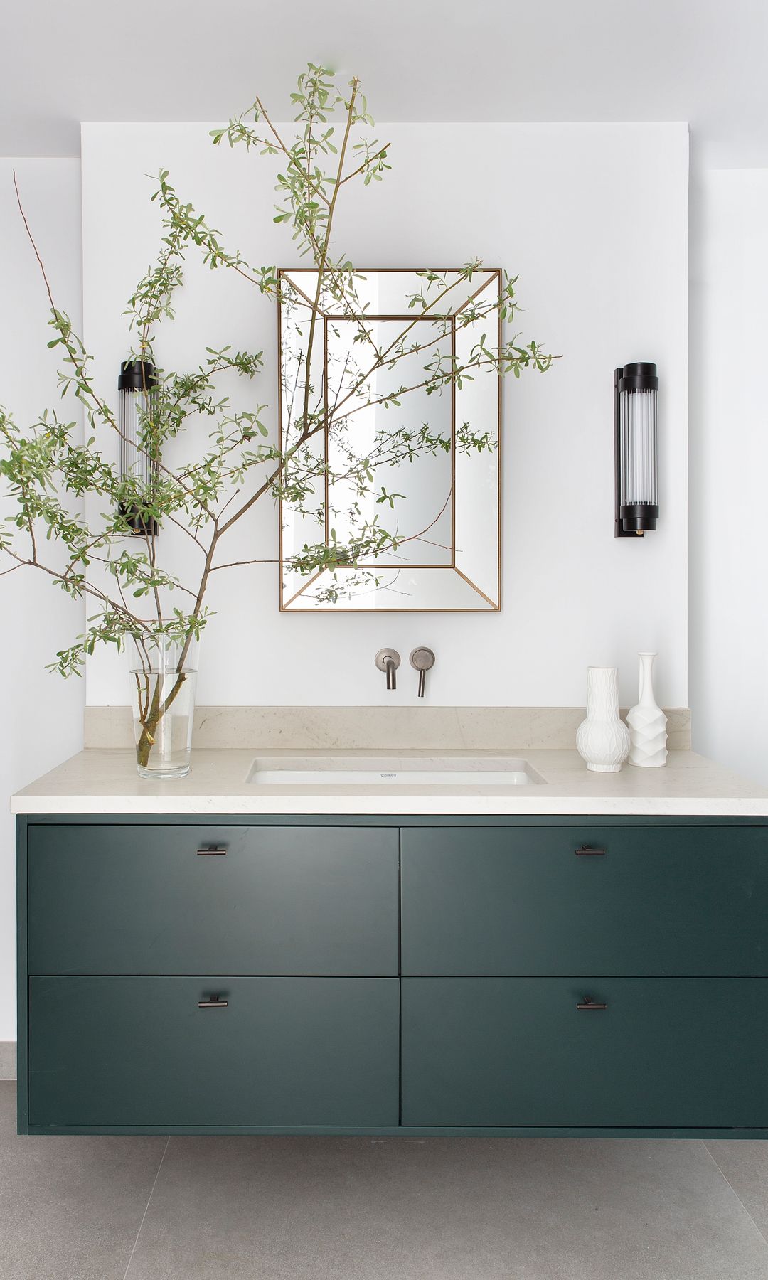 Mueble de lavabo en el baño, en verde